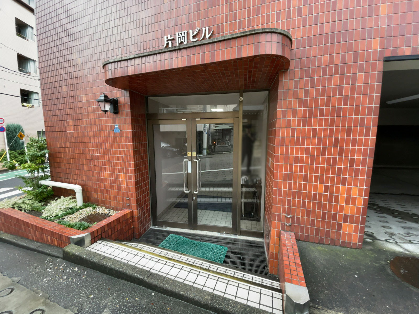 オフィスビル出入口