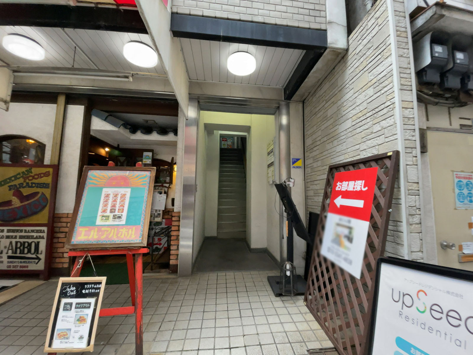 オフィスビル出入り口