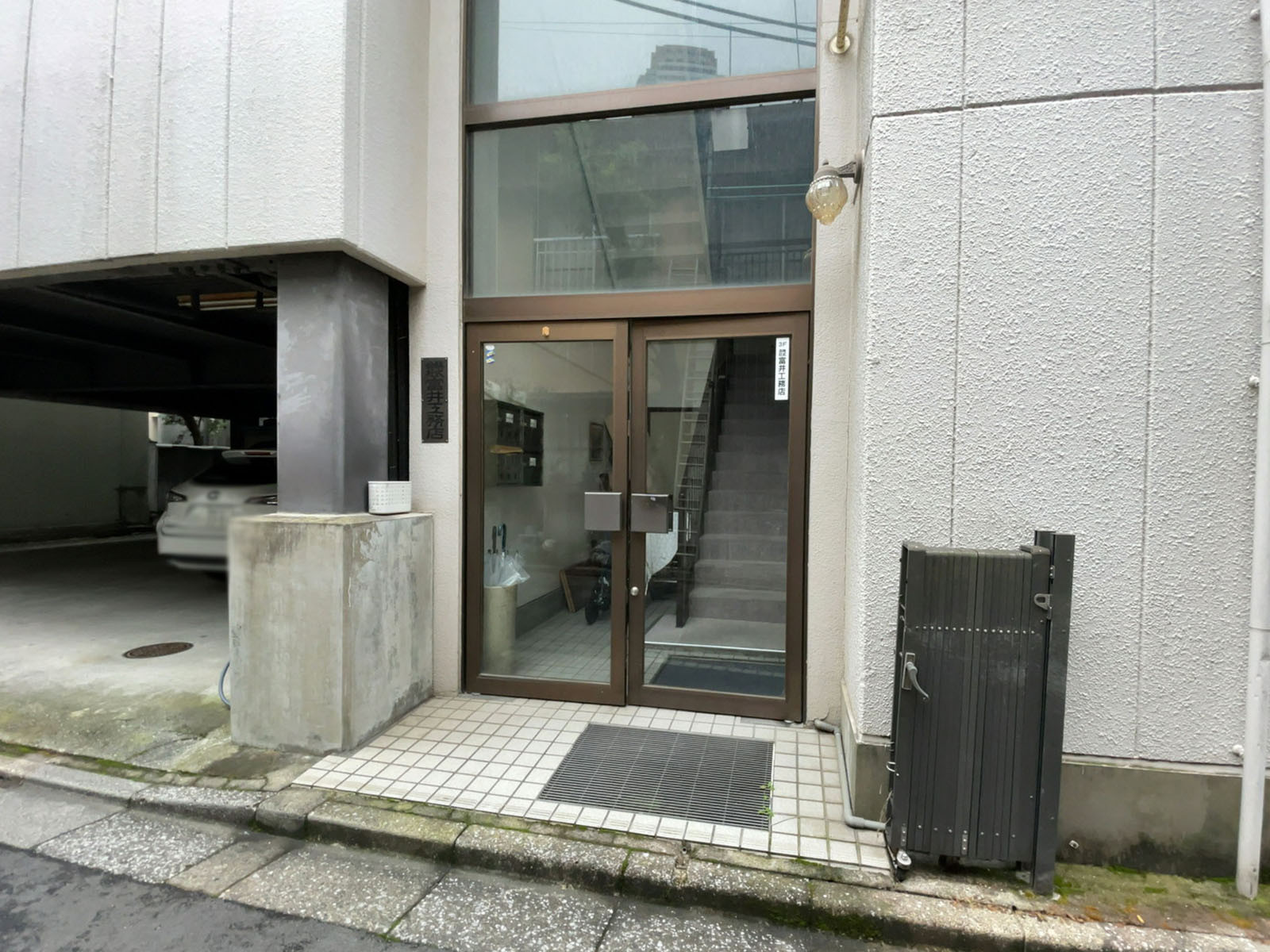 ビル横のオフィスビル出入り口