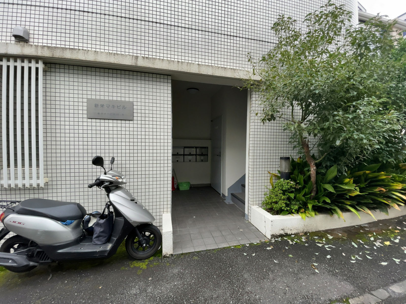 オフィスビル出入り口