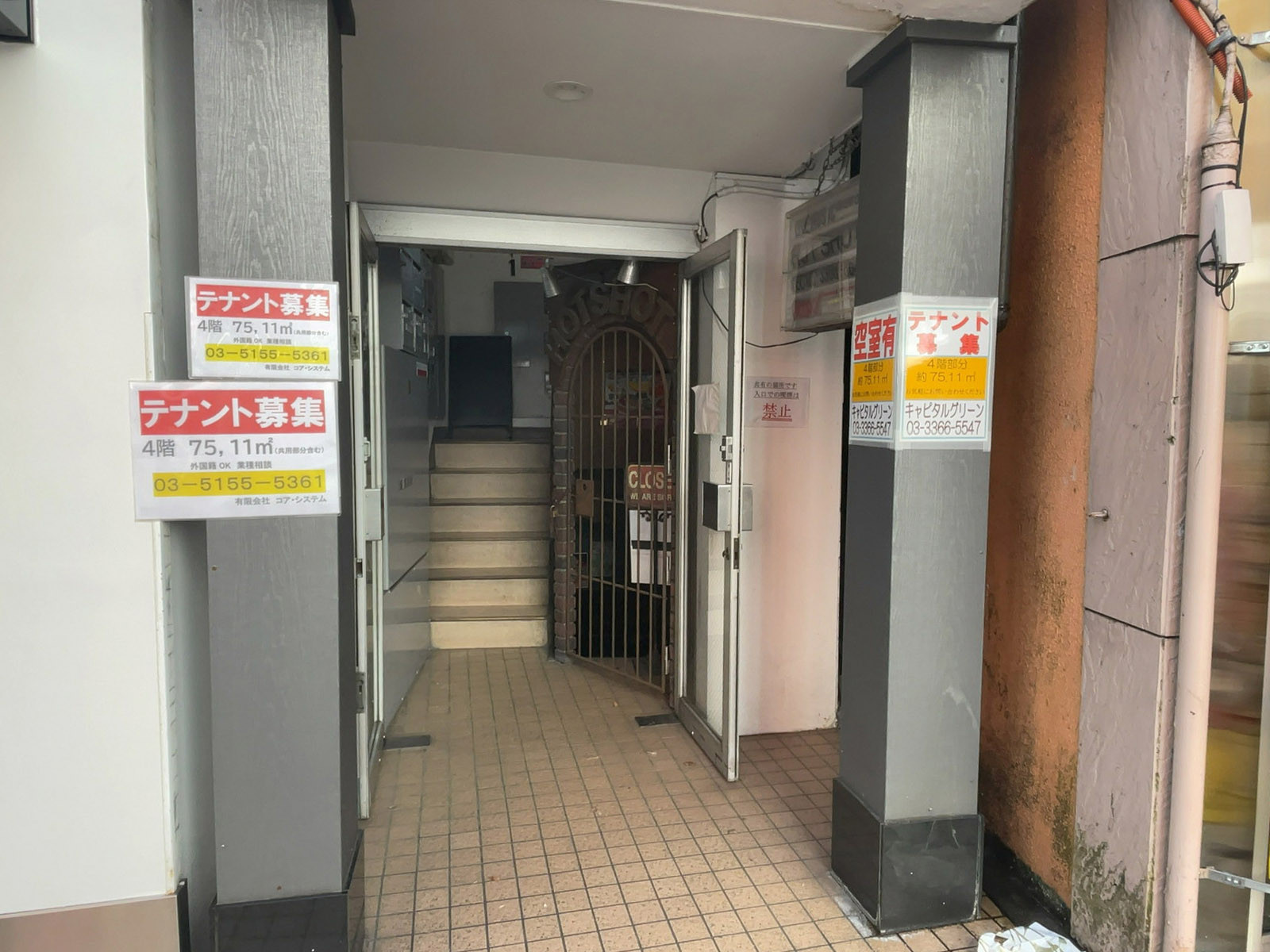 オフィスビル出入口