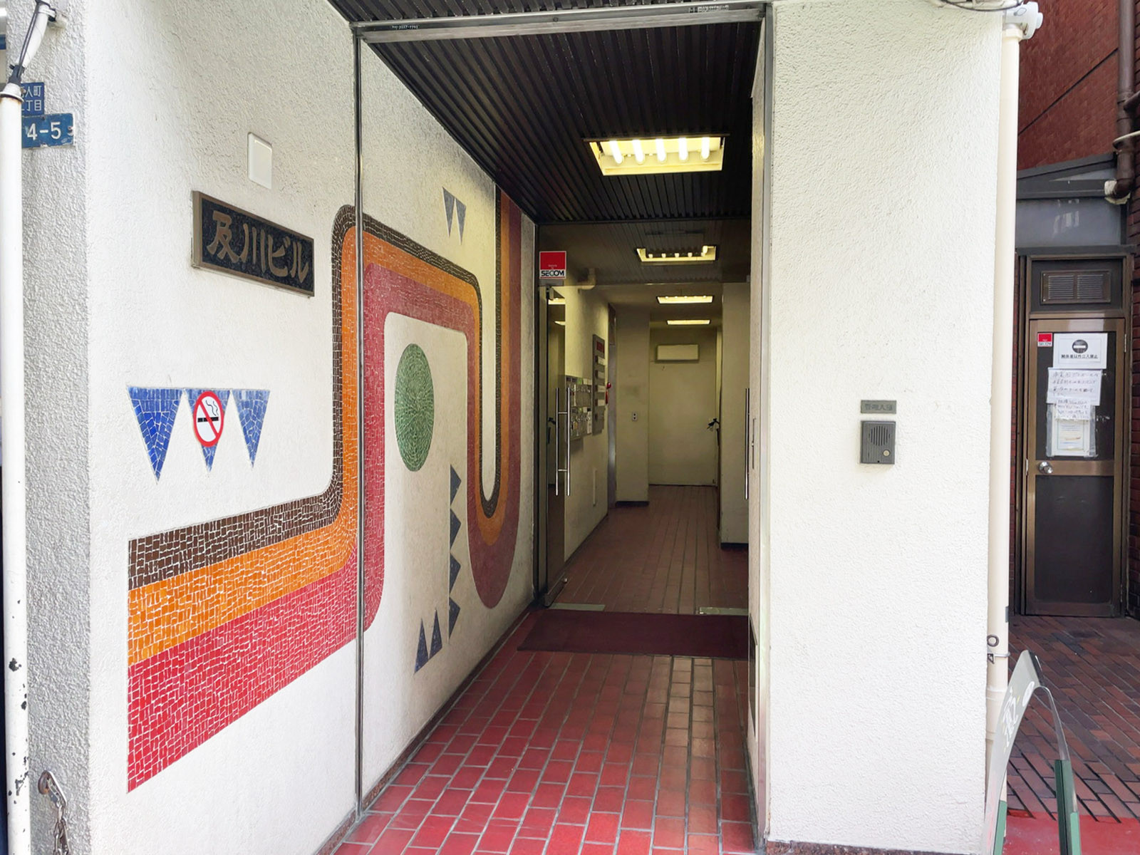 オフィスビル出入口