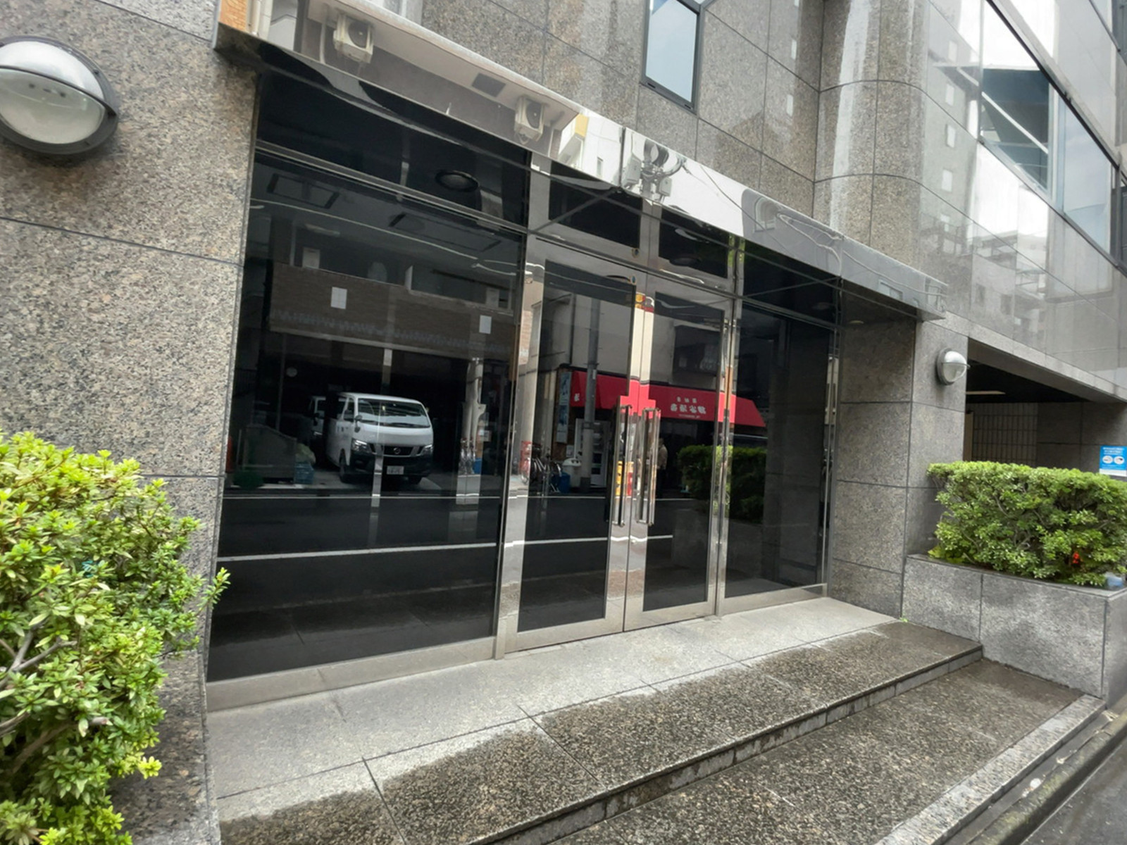オフィスビル出入口