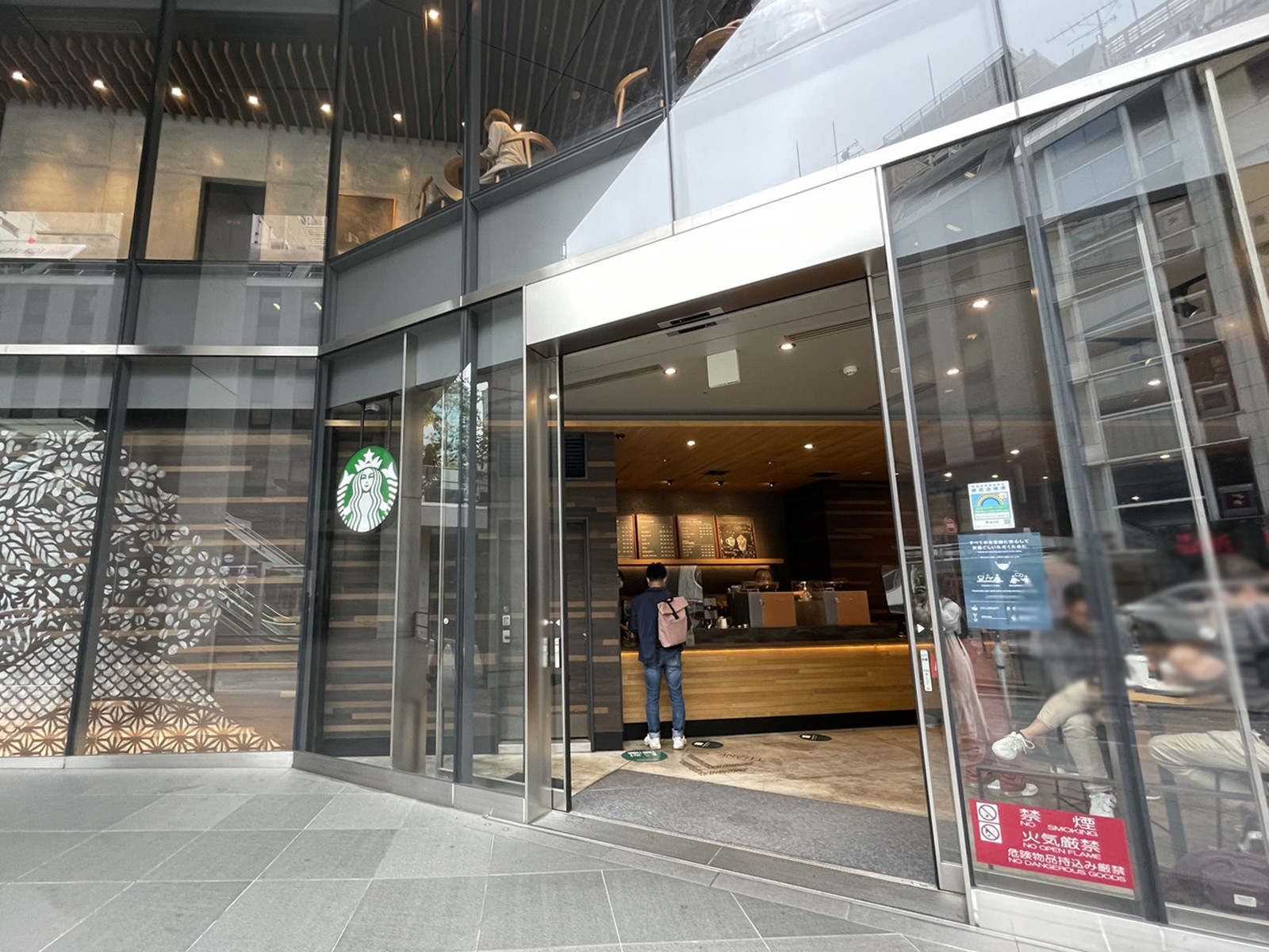 1階のスターバックスコーヒーGINZA SIX店