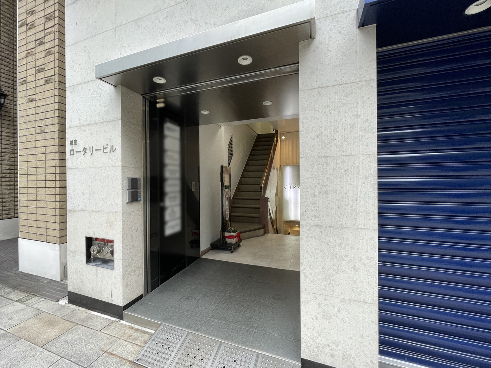 オフィスビル出入口