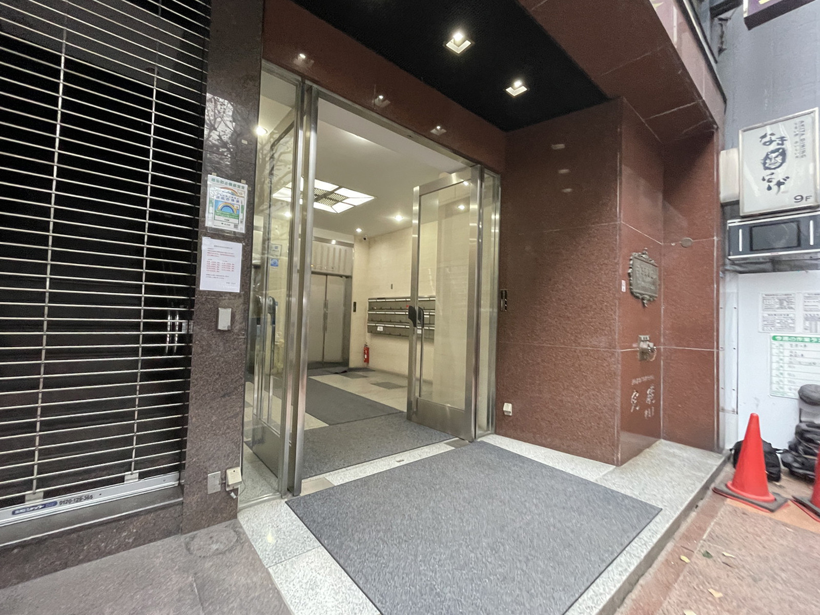 オフィスビル出入口