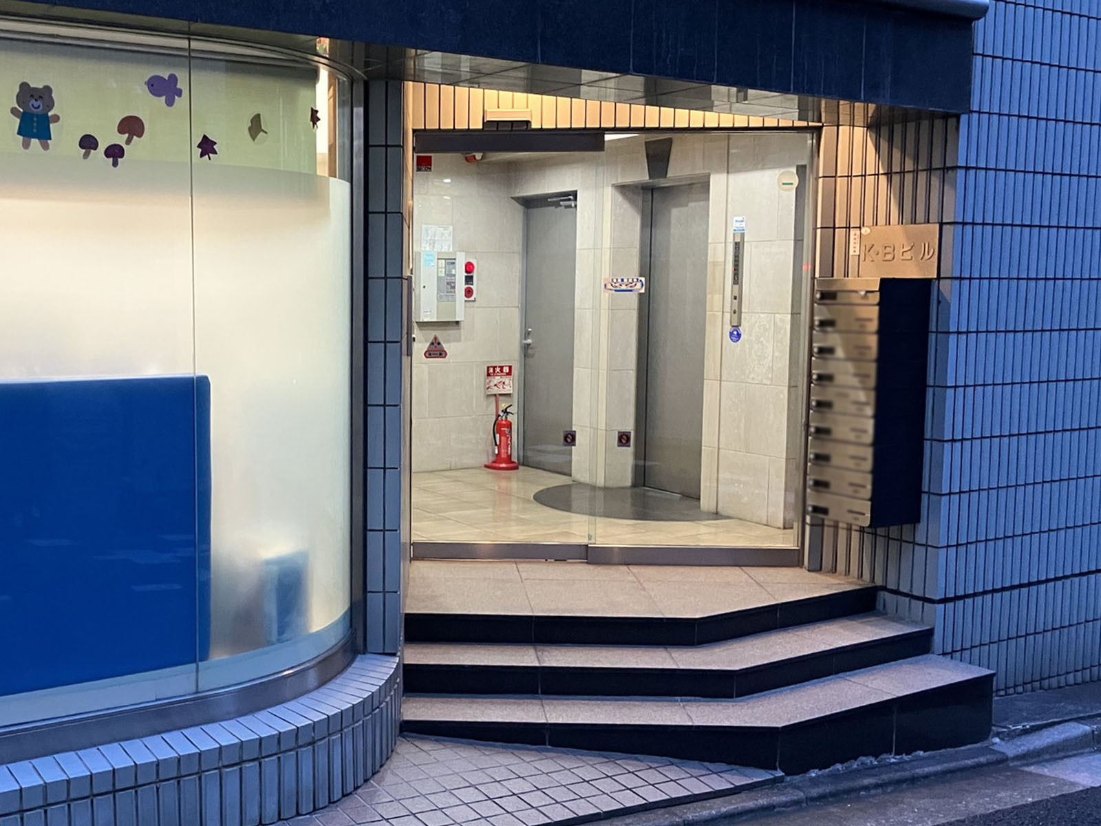 オフィスビル出入り口