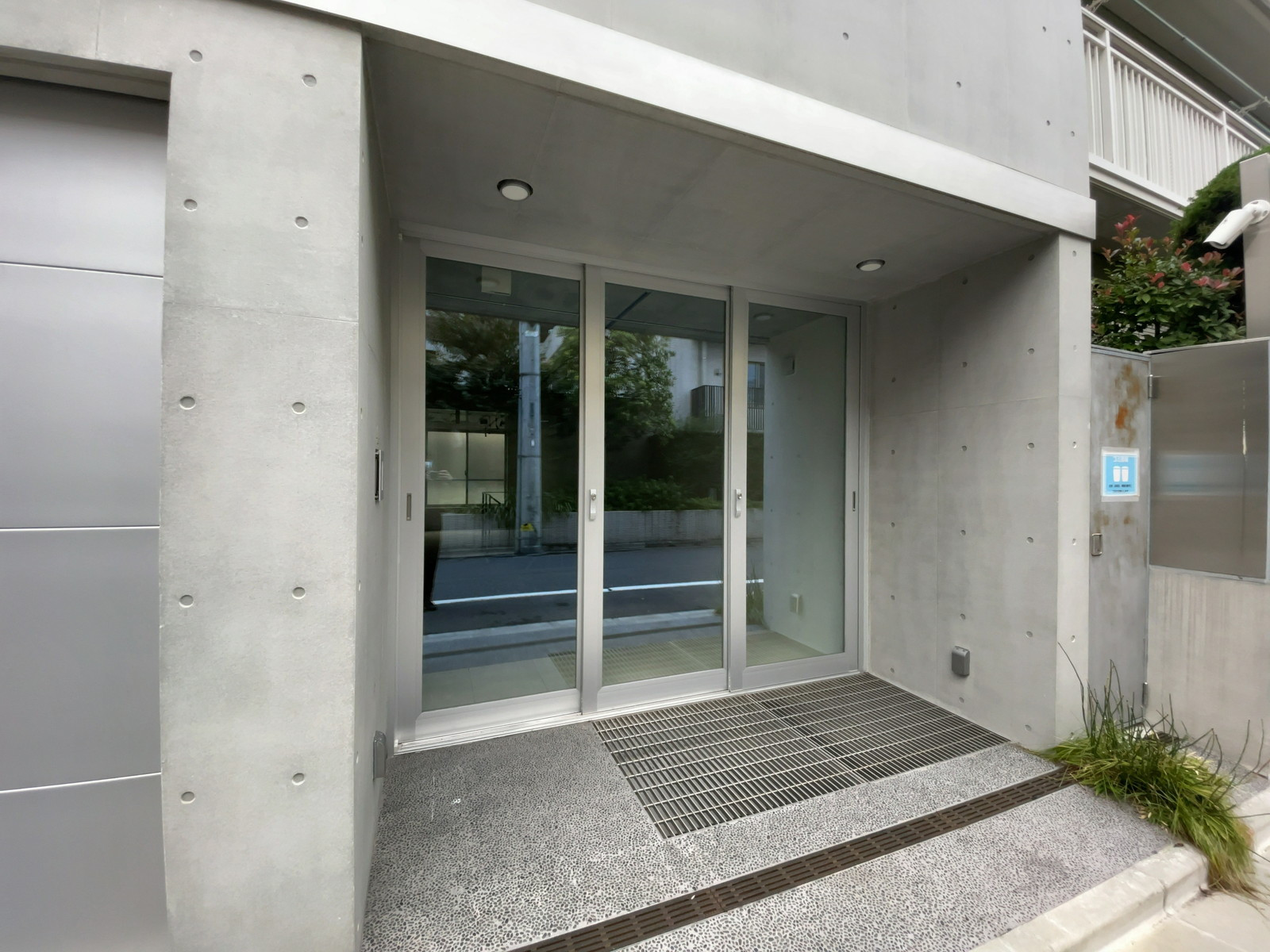 オフィスビル出入り口