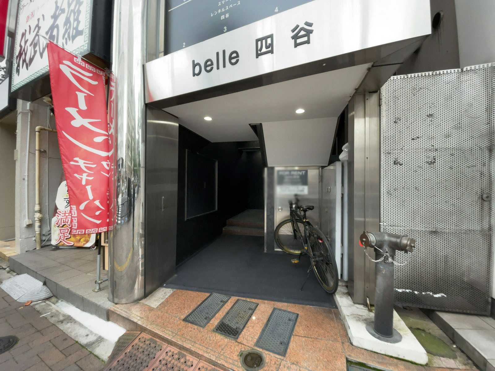 オフィスビル出入り口