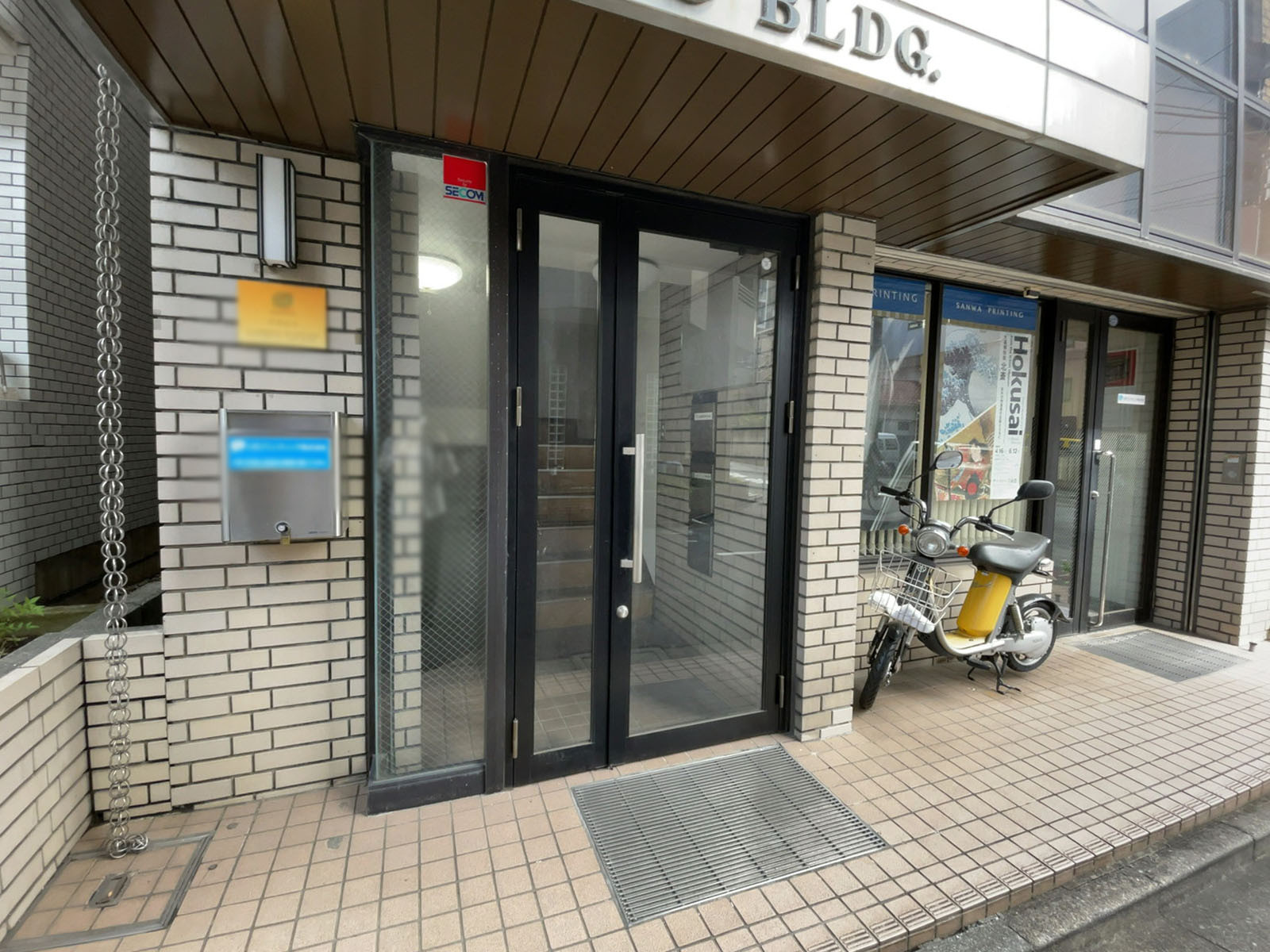オフィスビル出入り口