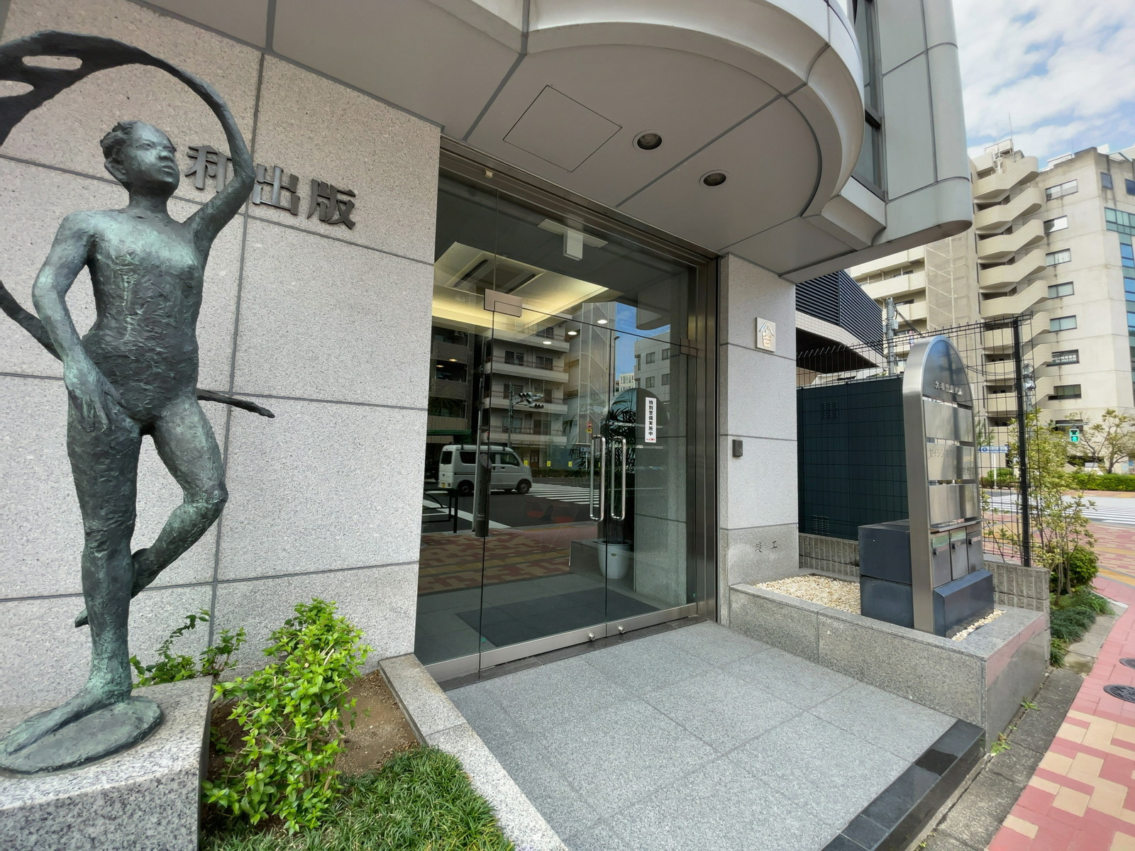 オフィスビル出入り口