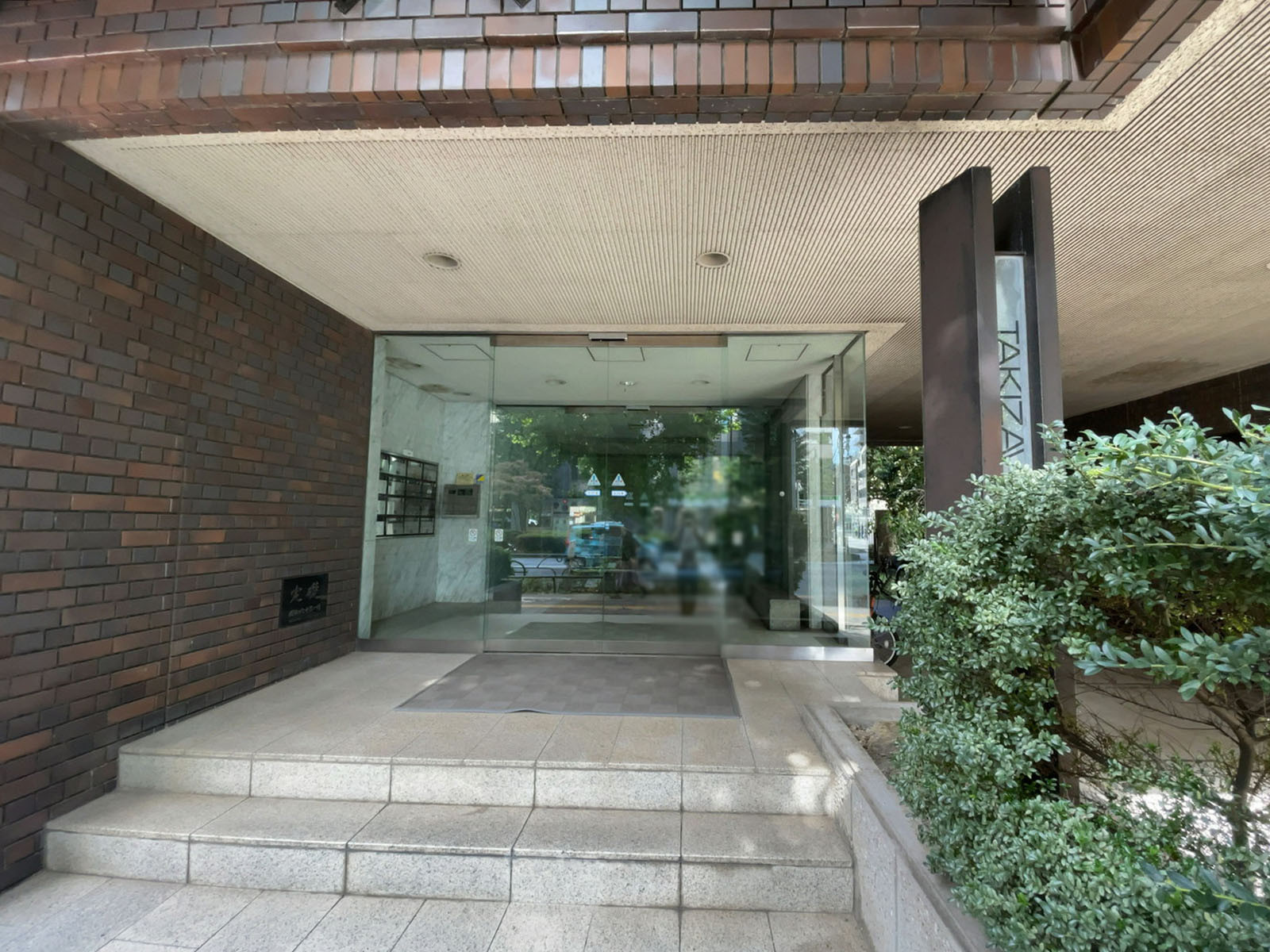 オフィスビル出入り口