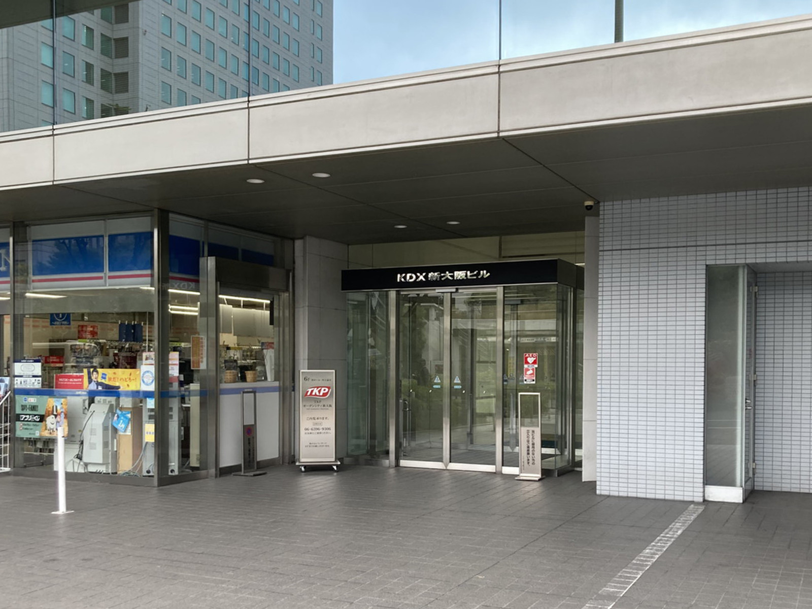オフィスビル出入口