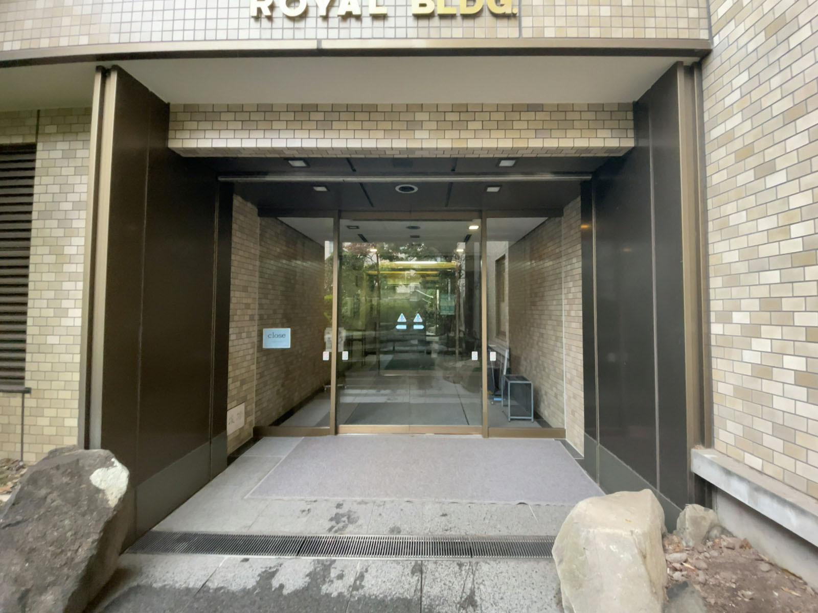 オフィスビル出入り口