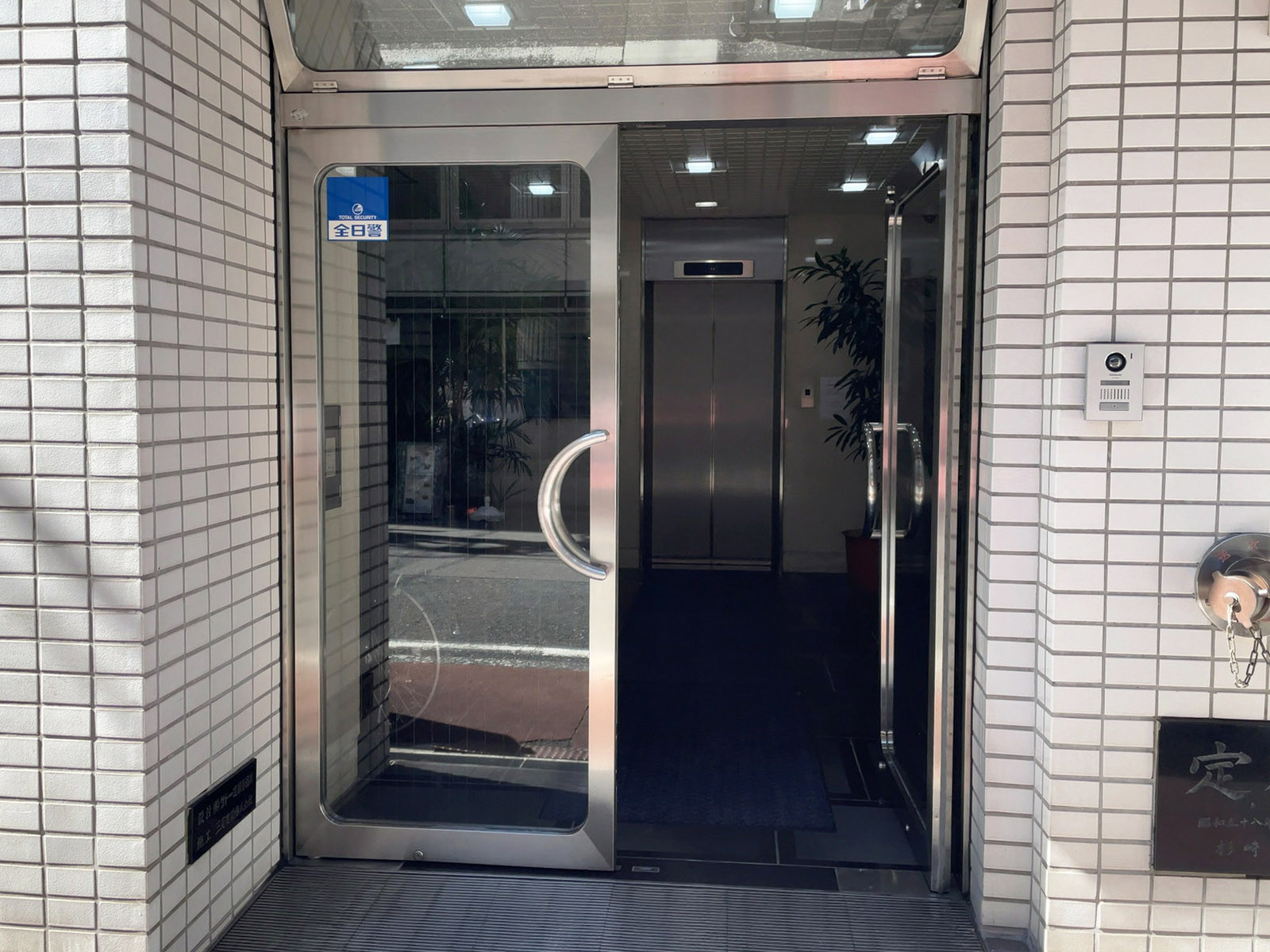 オフィスビル出入口