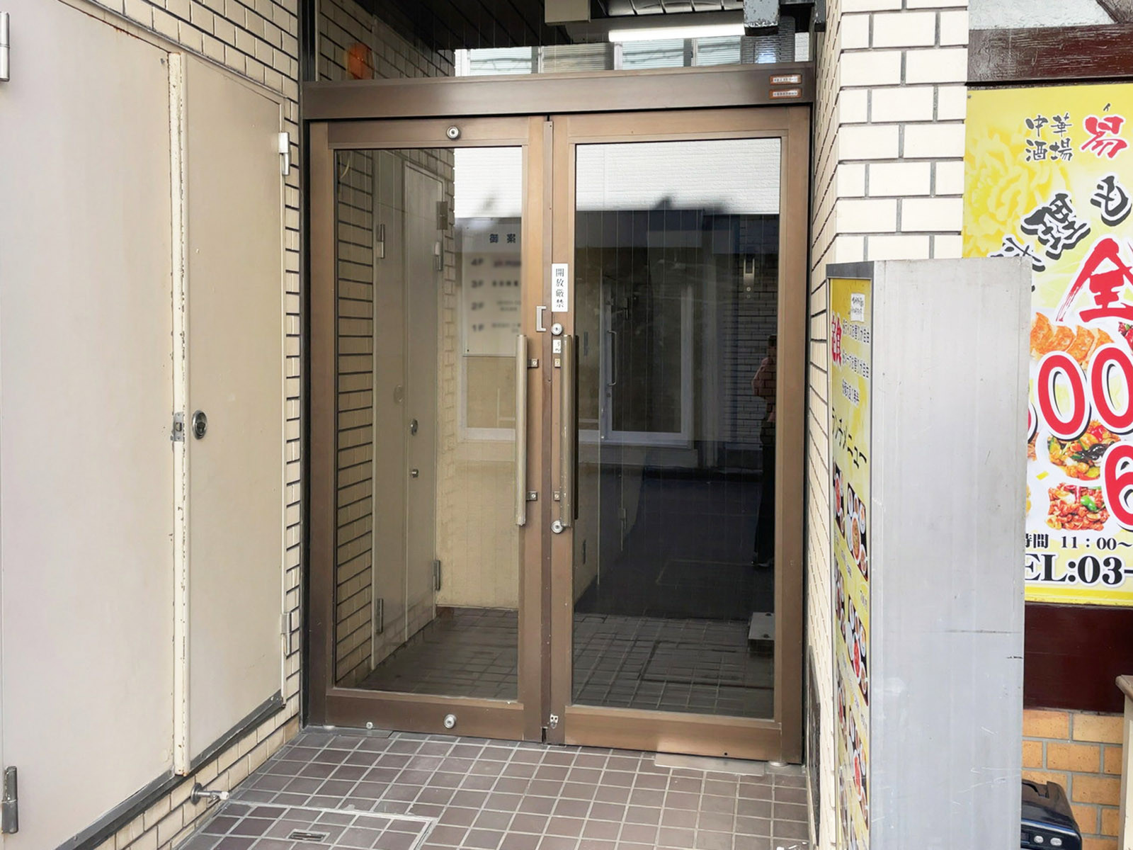 オフィスビル出入口