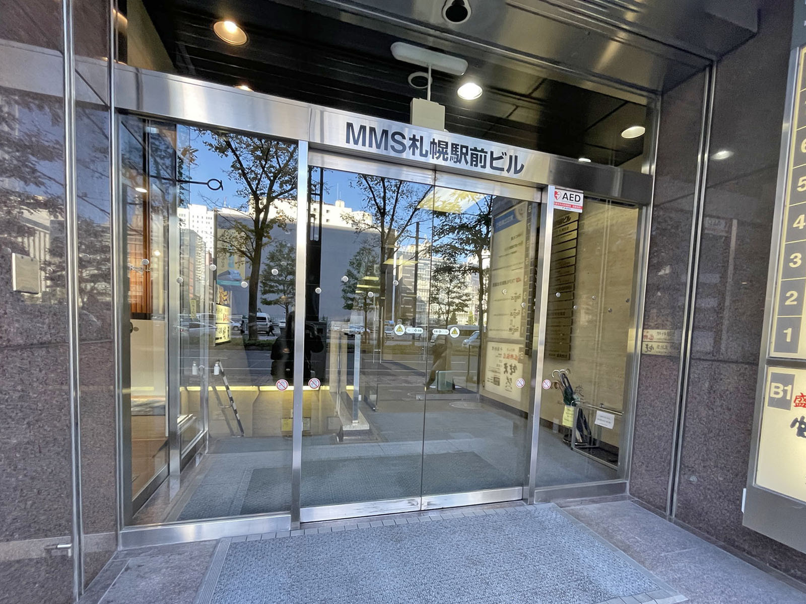 オフィスビル出入口
