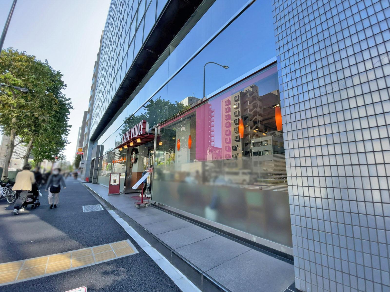 1階のカフェ・ベローチェ 春日駅前店