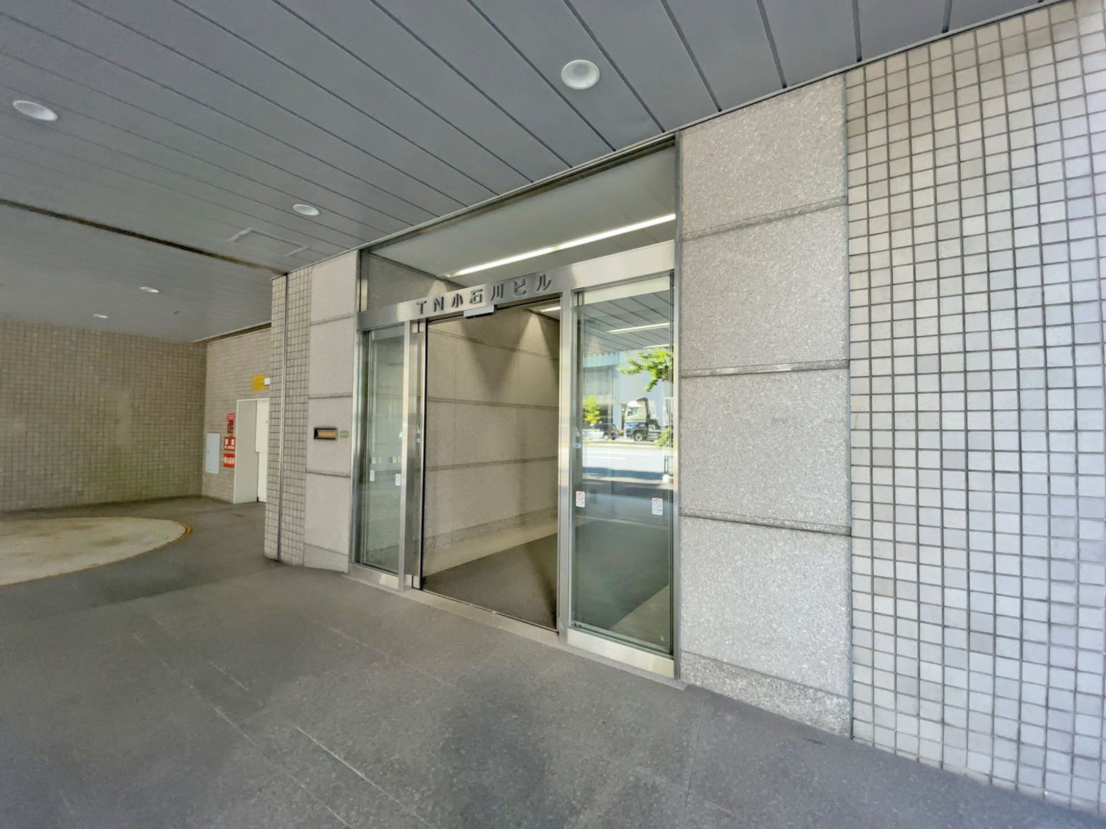 オフィスビル出入り口