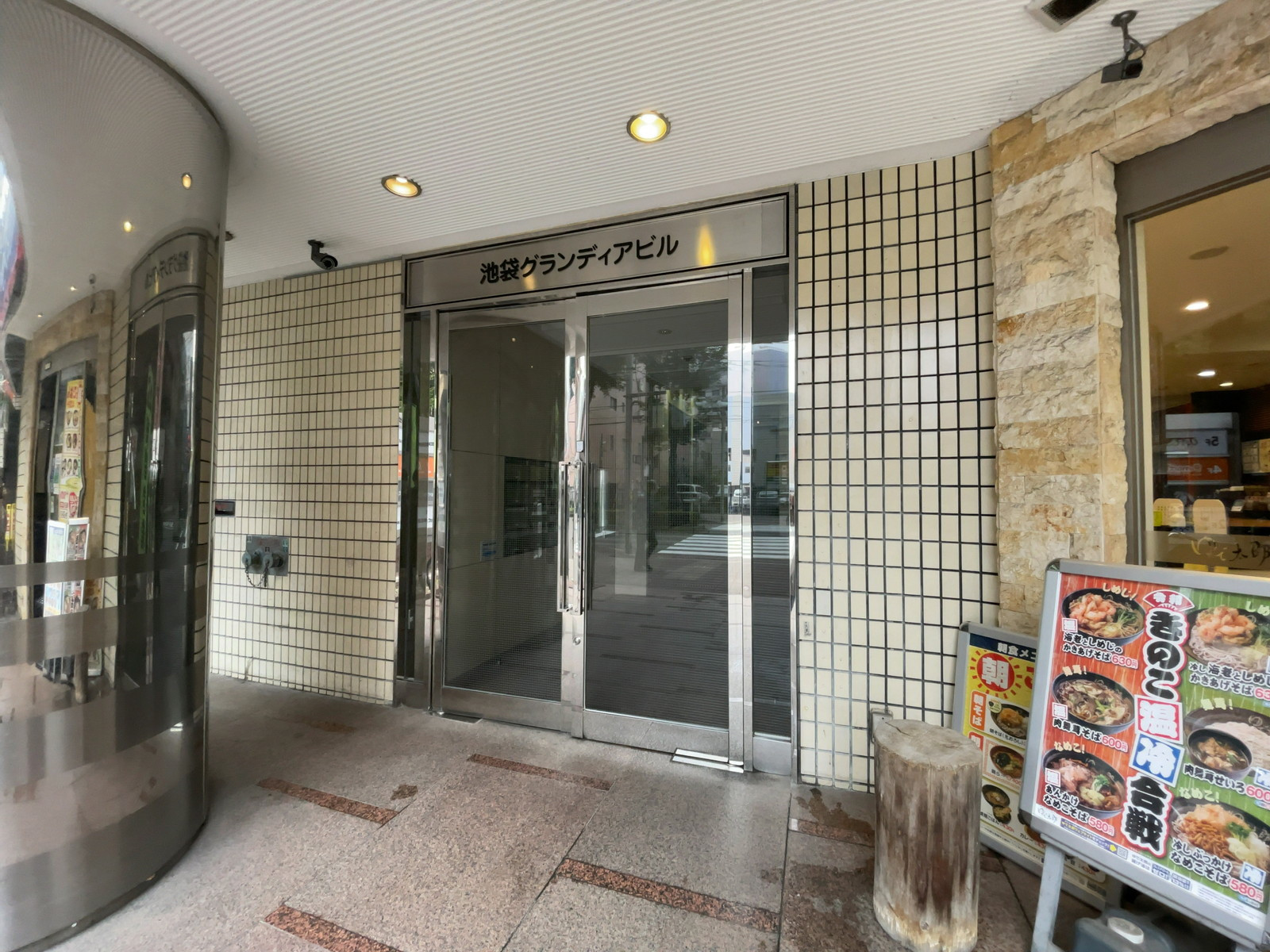 オフィスビル出入り口