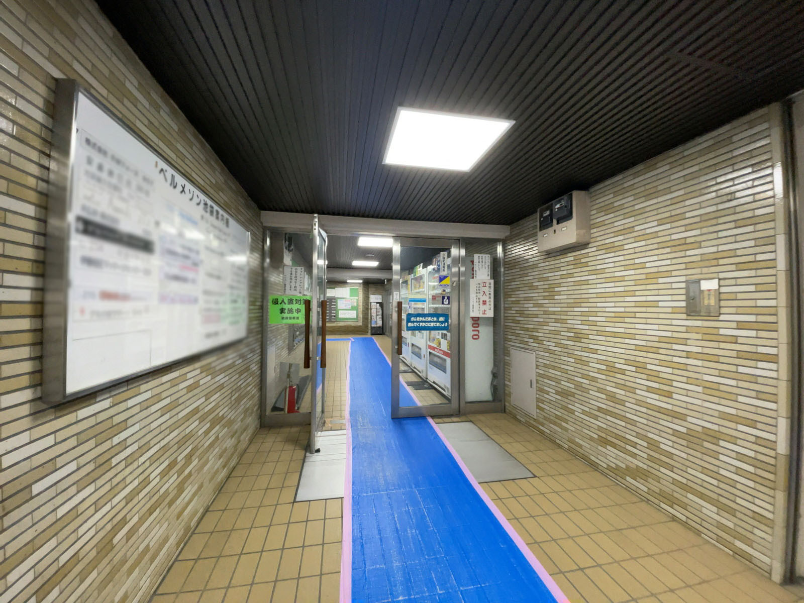 オフィスビル出入り口