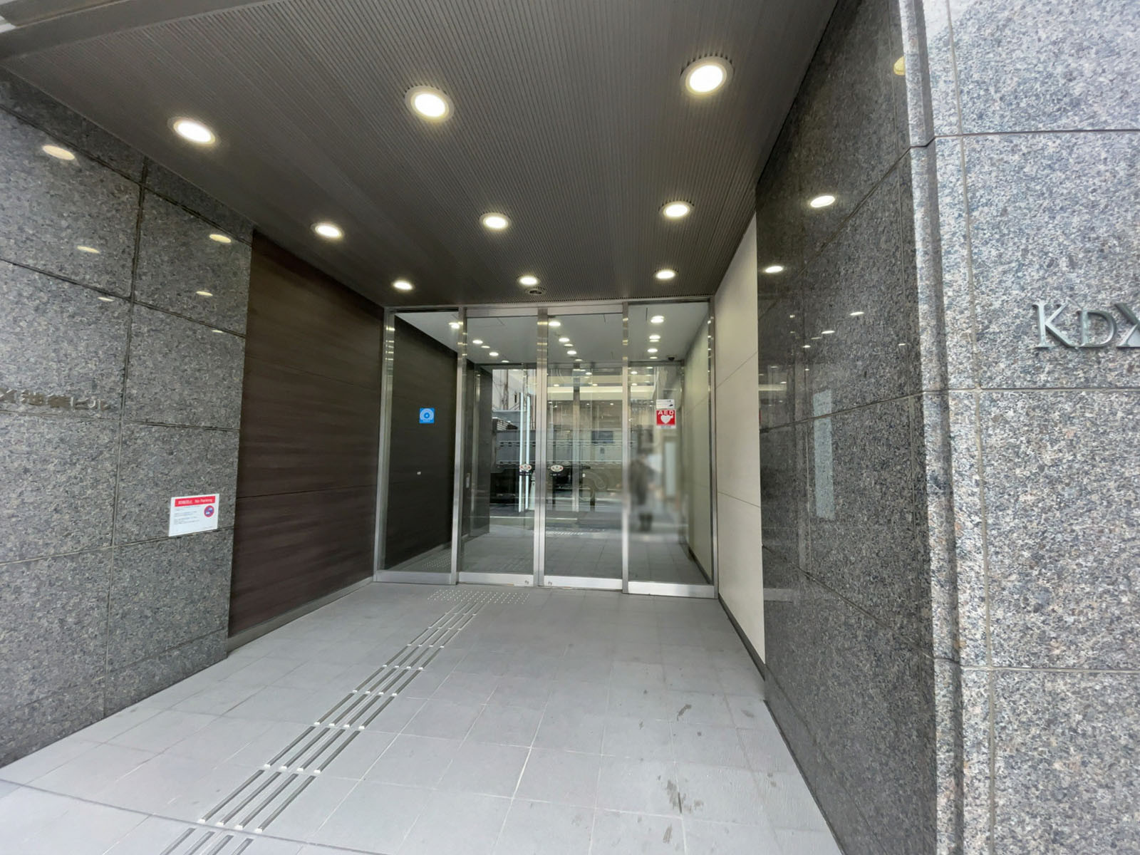 オフィスビル出入り口