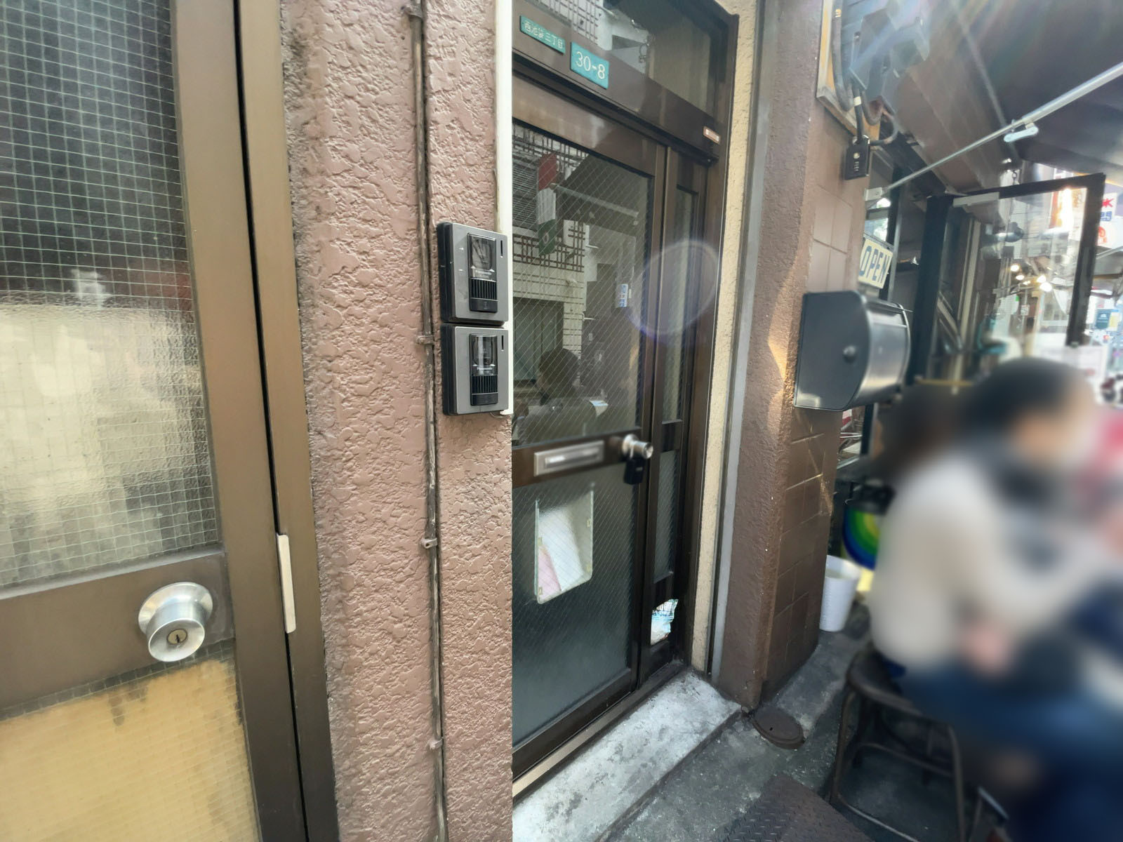 オフィスビル出入り口