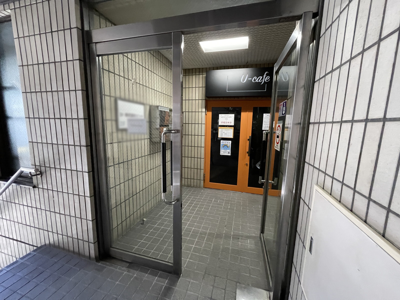 オフィスビル出入口