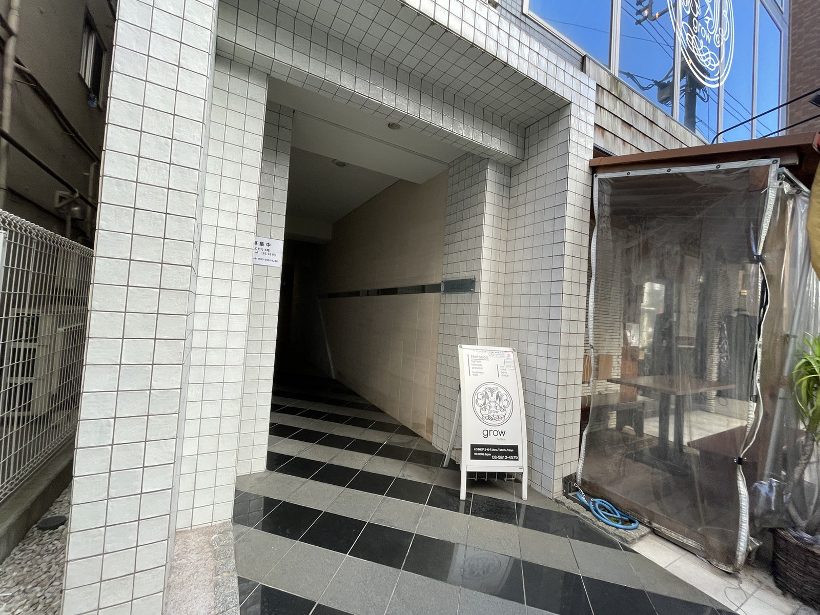 オフィスビル出入口