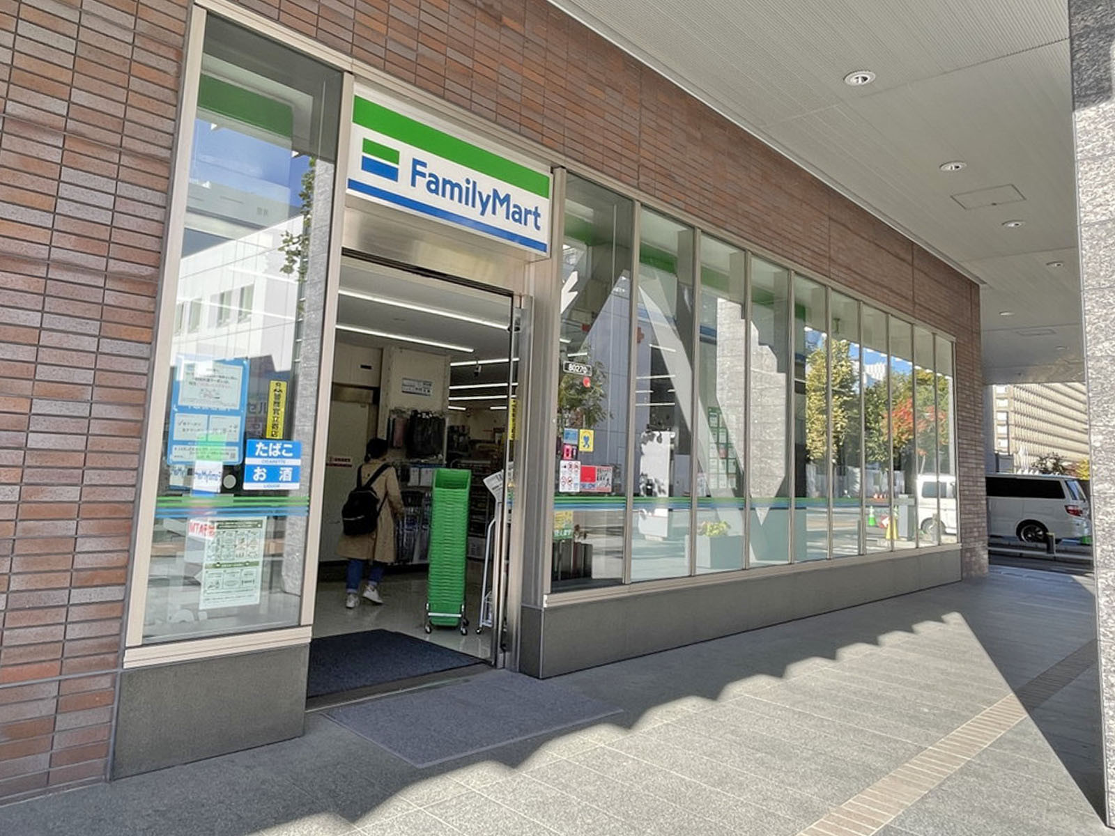 1階にあるファミリーマート札幌北1条西6丁目店