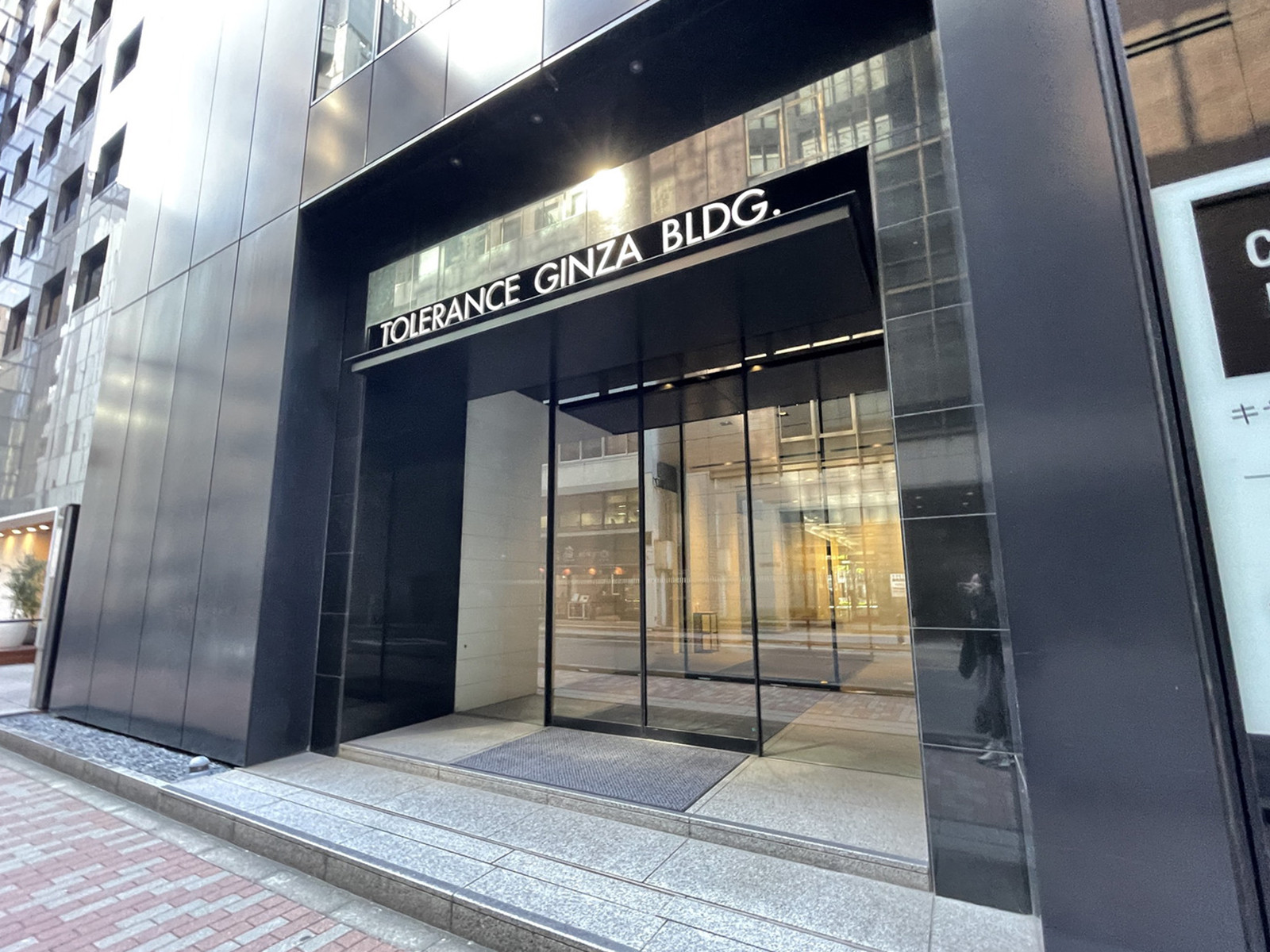 オフィスビル出入口