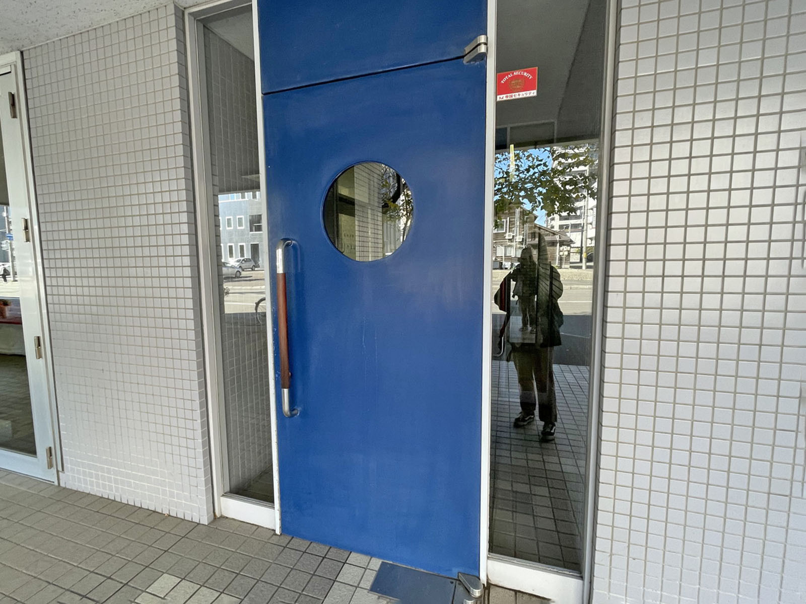 オフィスビル出入口