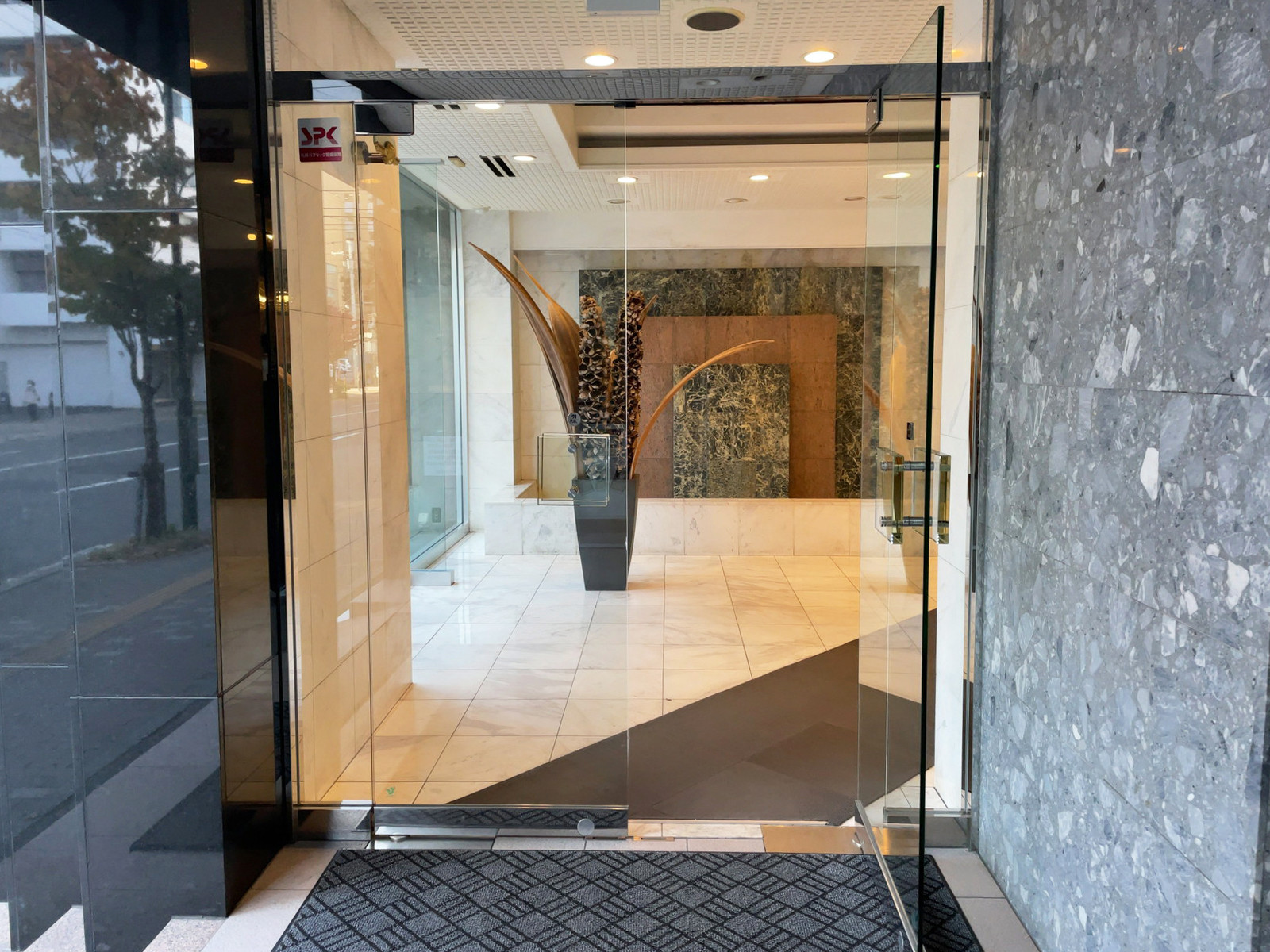 オフィスビル出入口