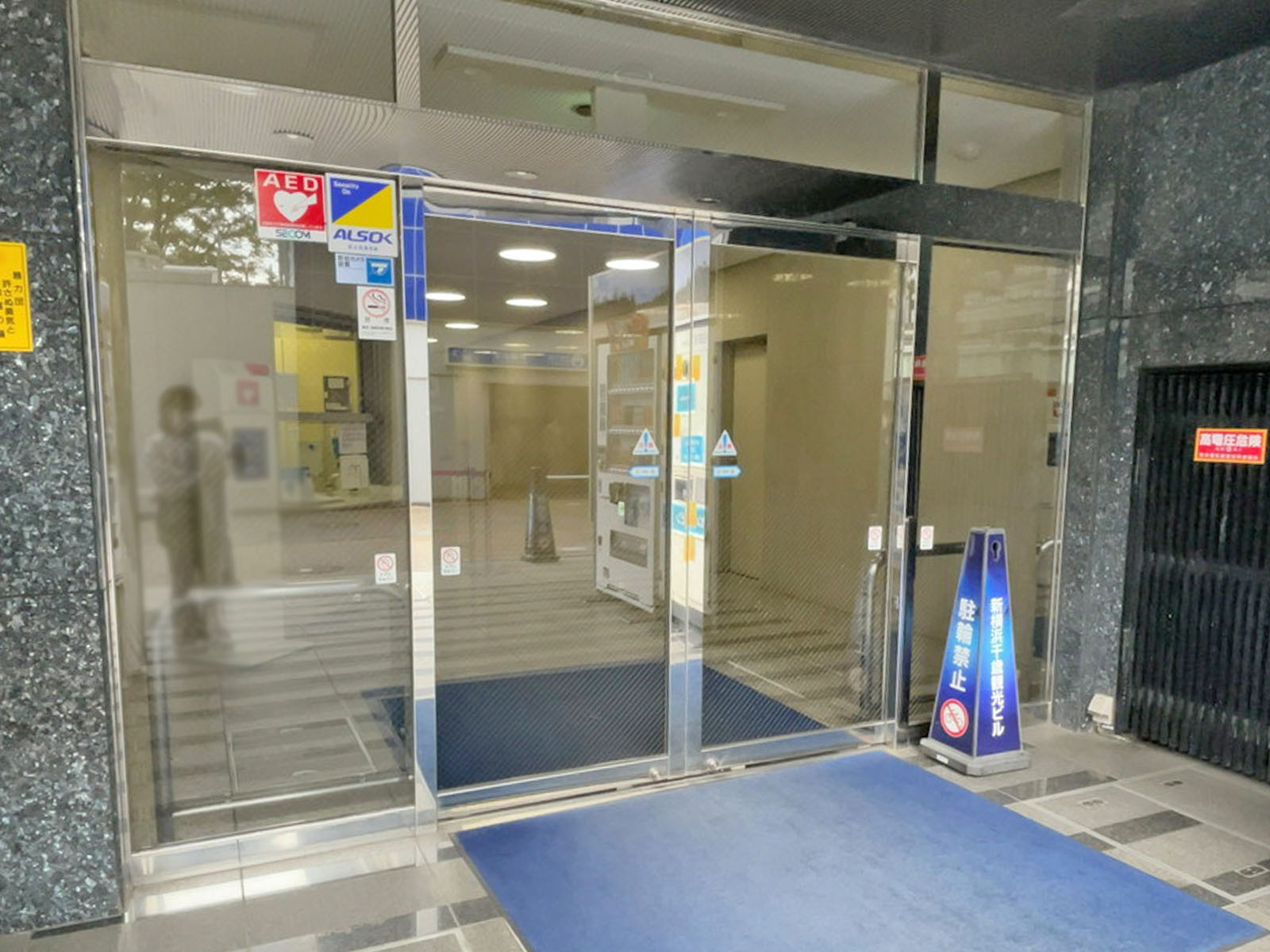 オフィスビル出入口