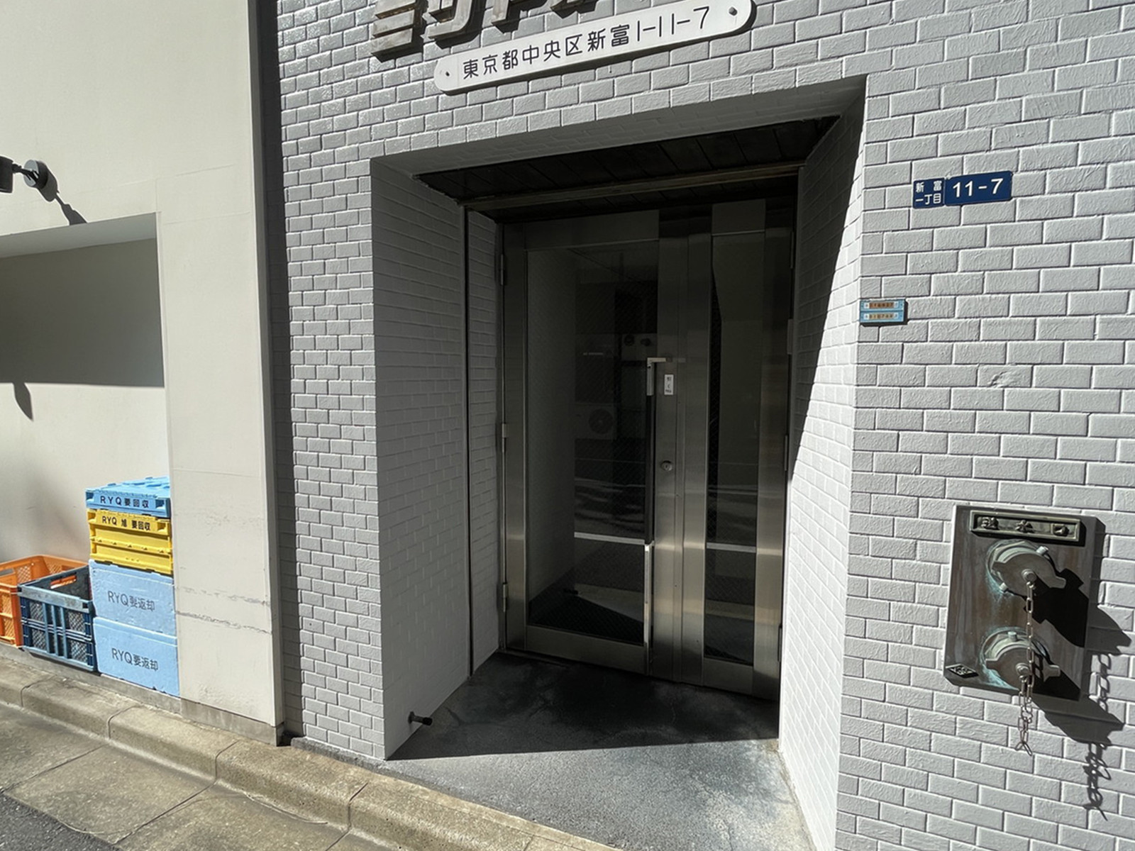 オフィスビル出入口
