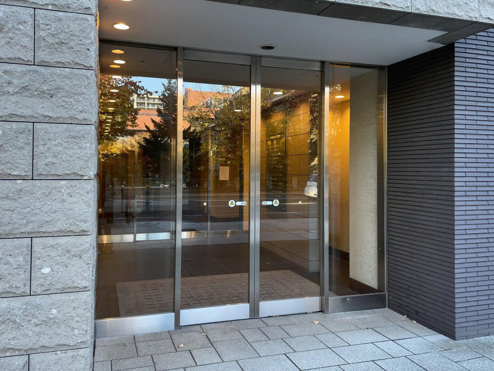 オフィスビル出入口