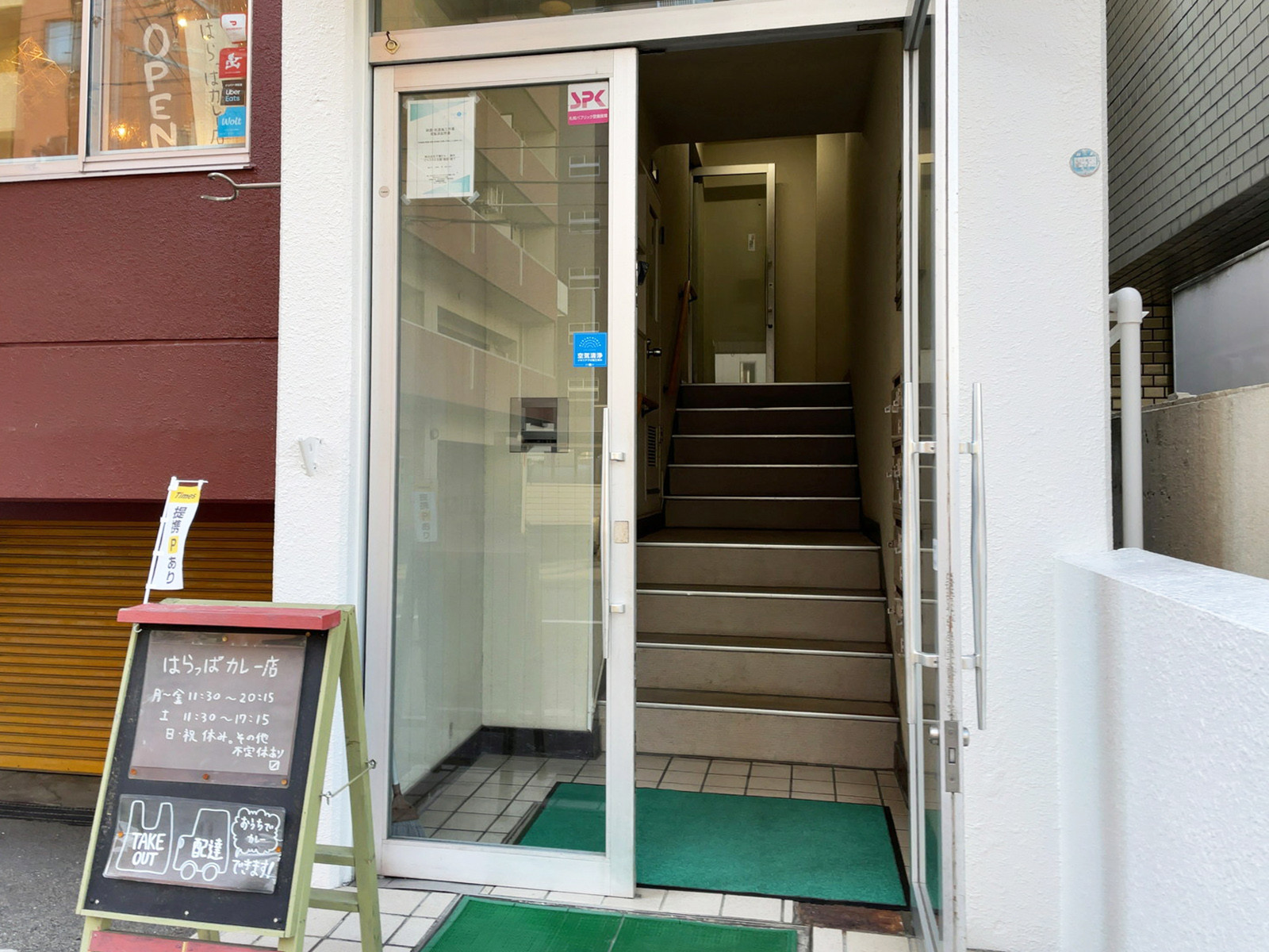 オフィスビル出入口