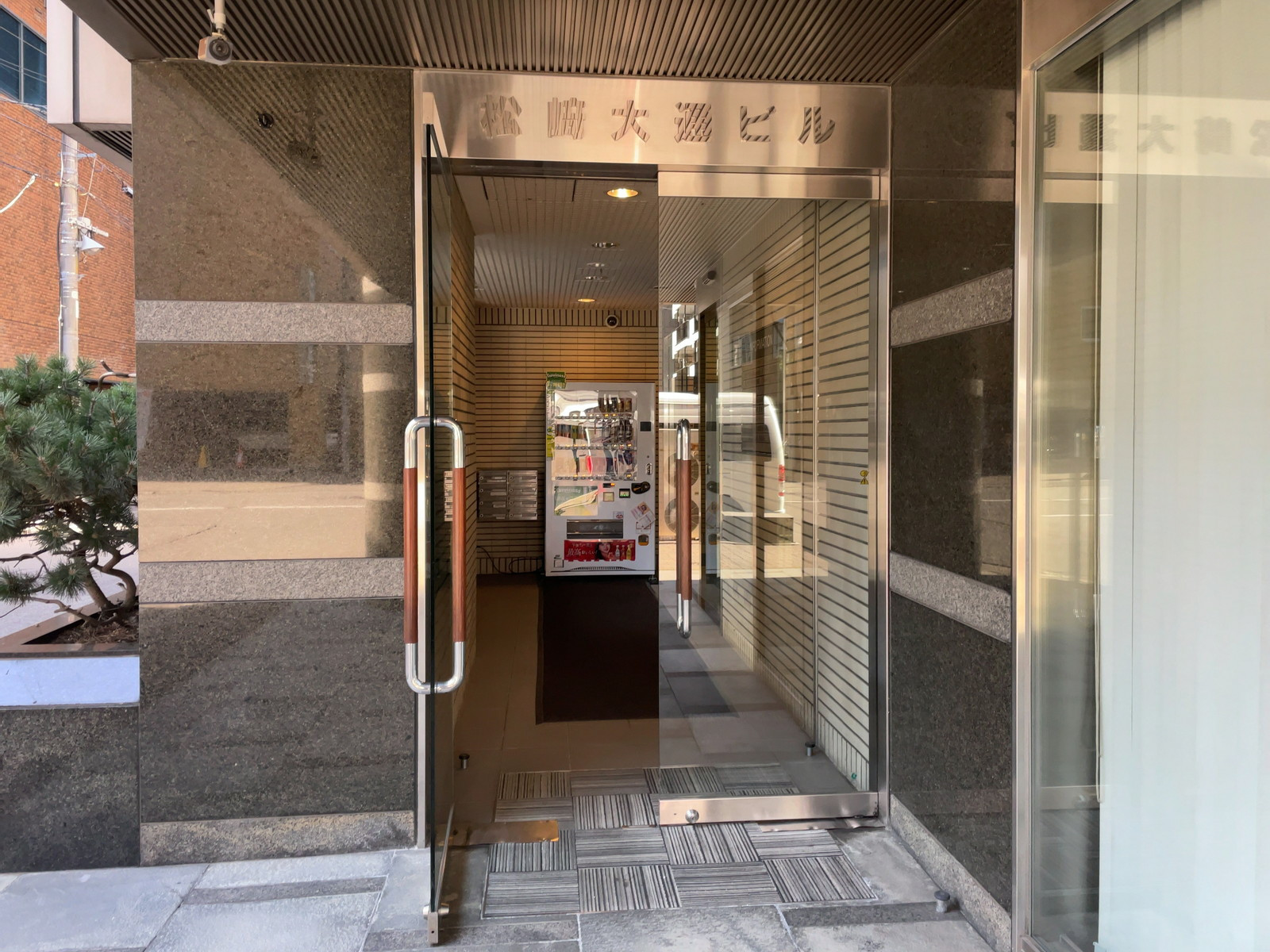 オフィスビル出入口