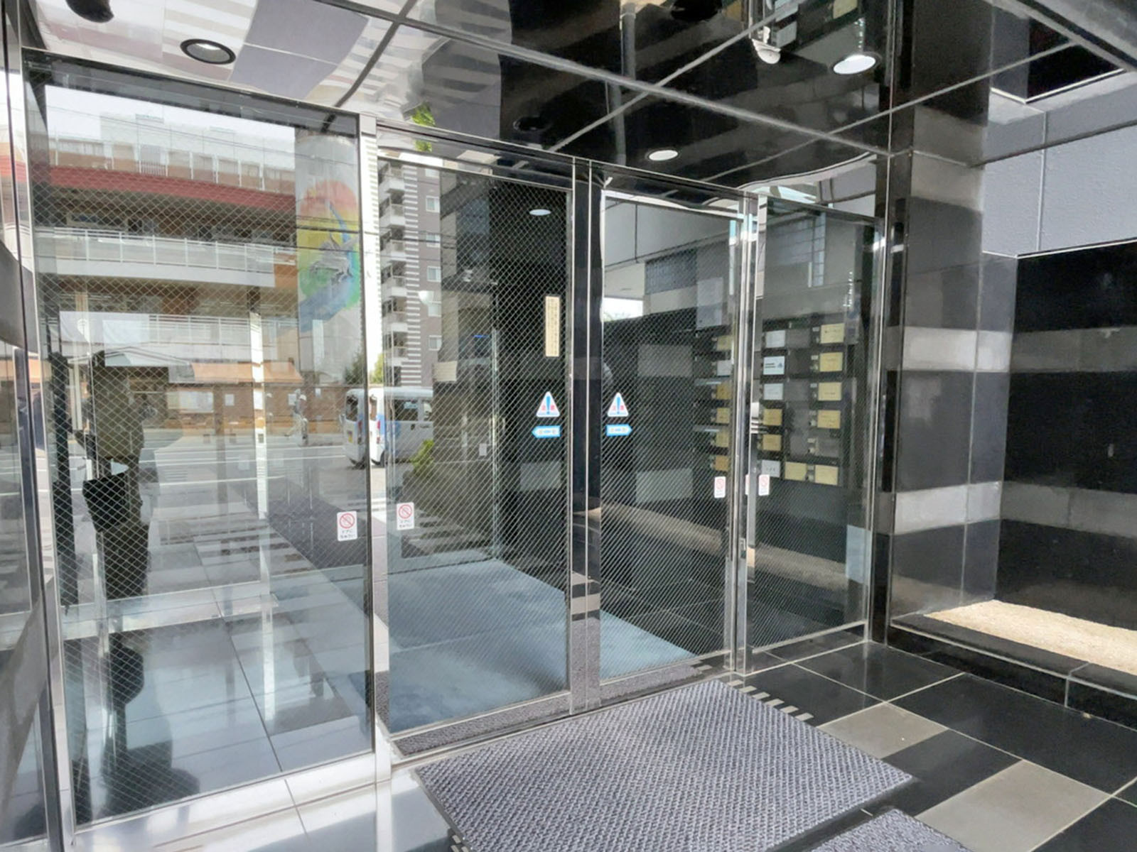 オフィスビル出入口