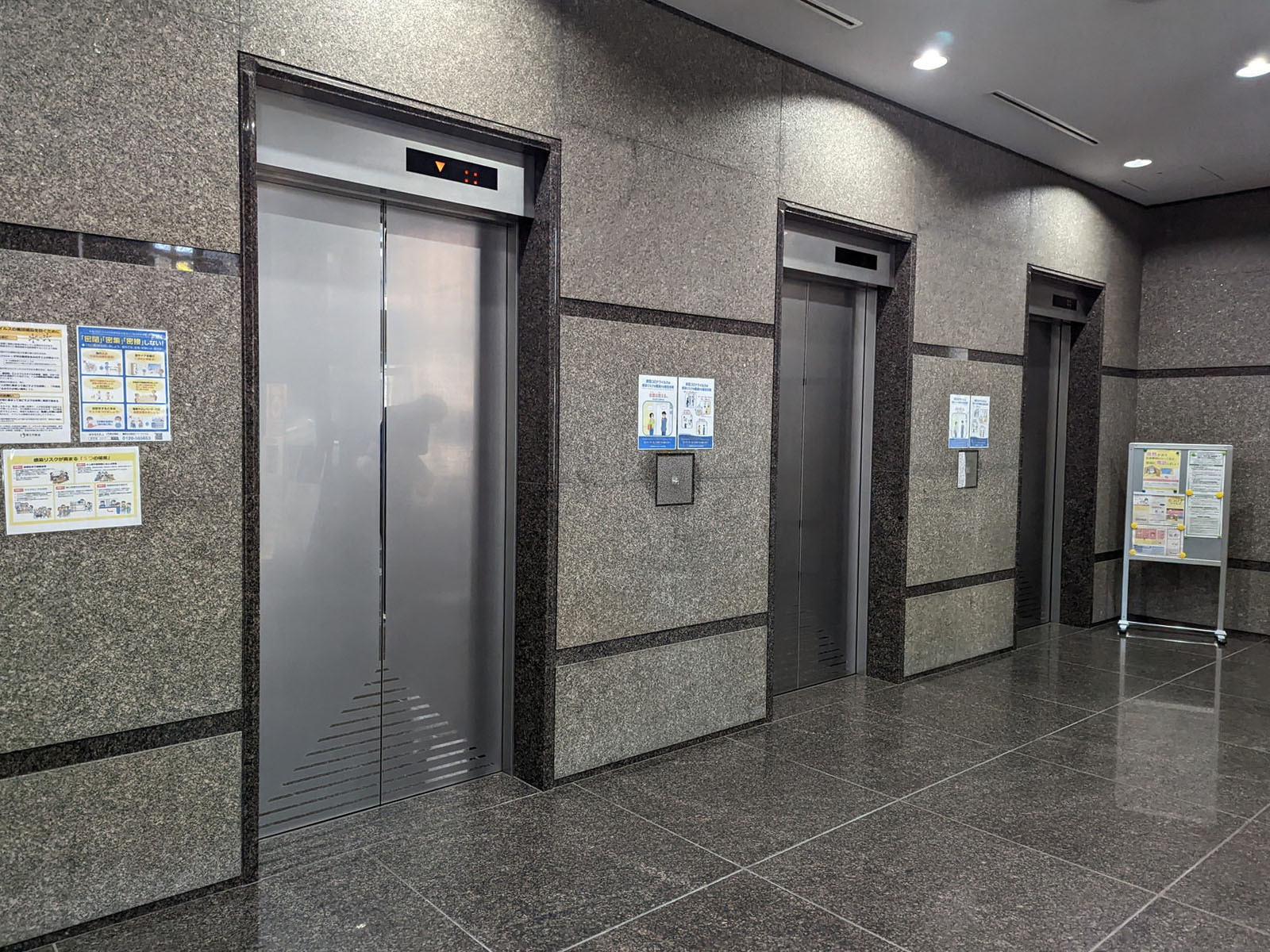 エレベーター(3基)