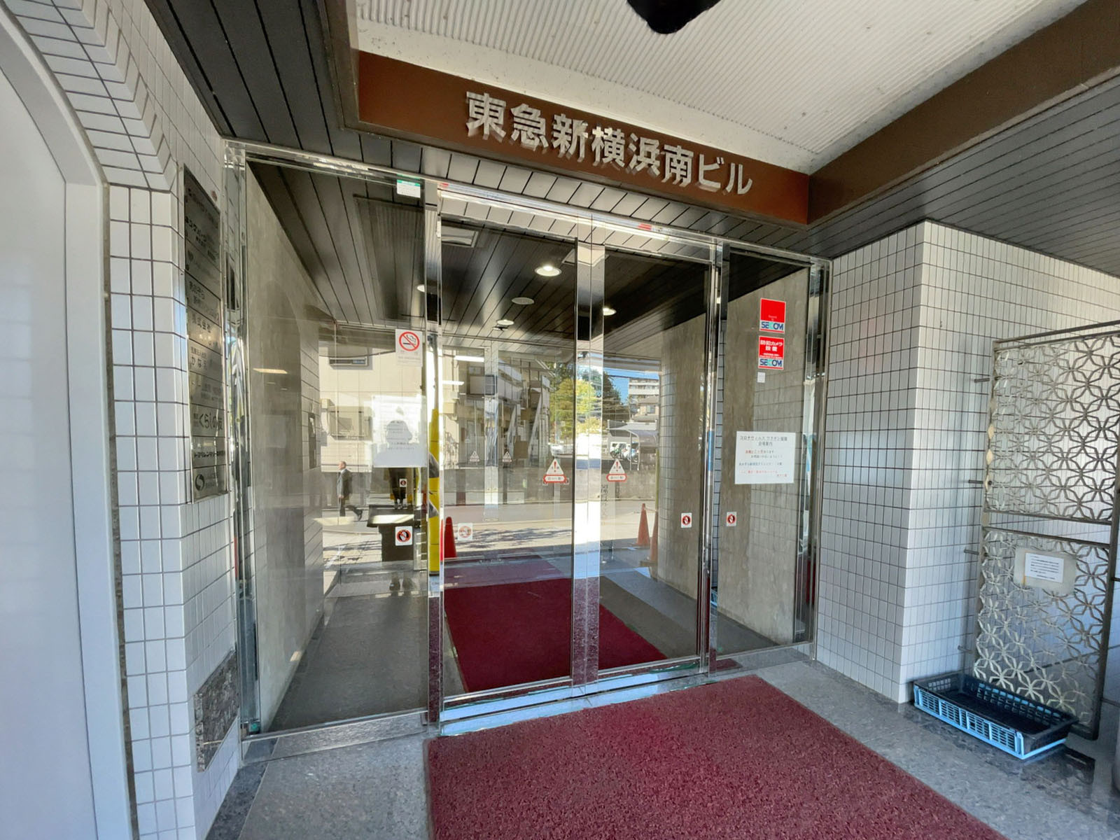 オフィスビル出入口
