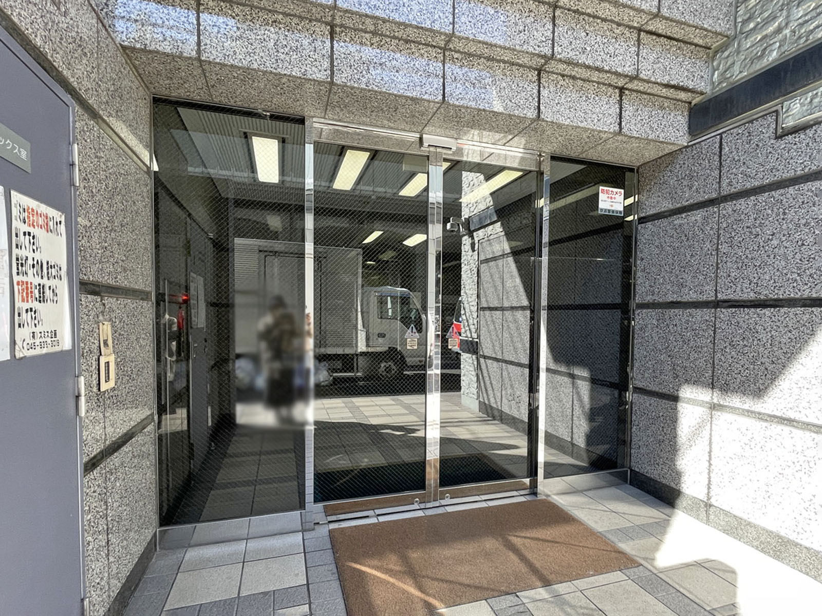 オフィスビル出入口