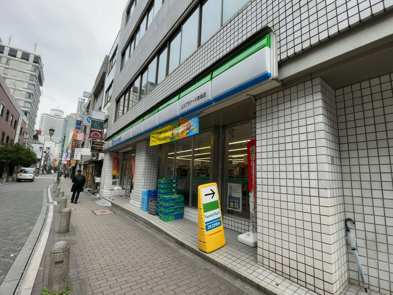 1階のファミリーマート エスプラナード赤坂店