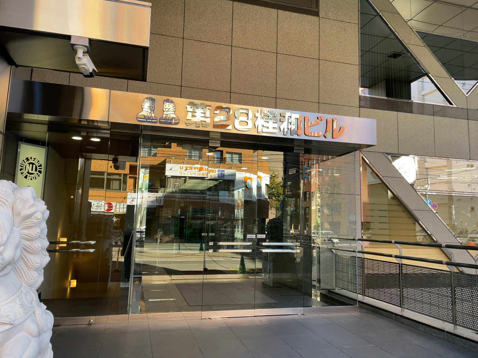 オフィスビル出入口