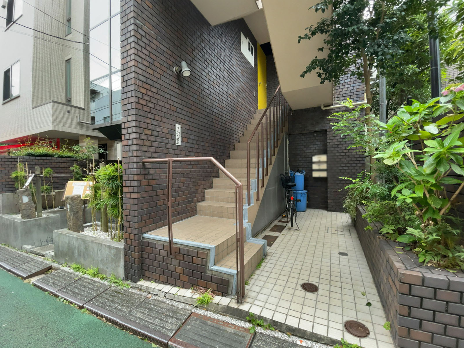 オフィスビル出入り口