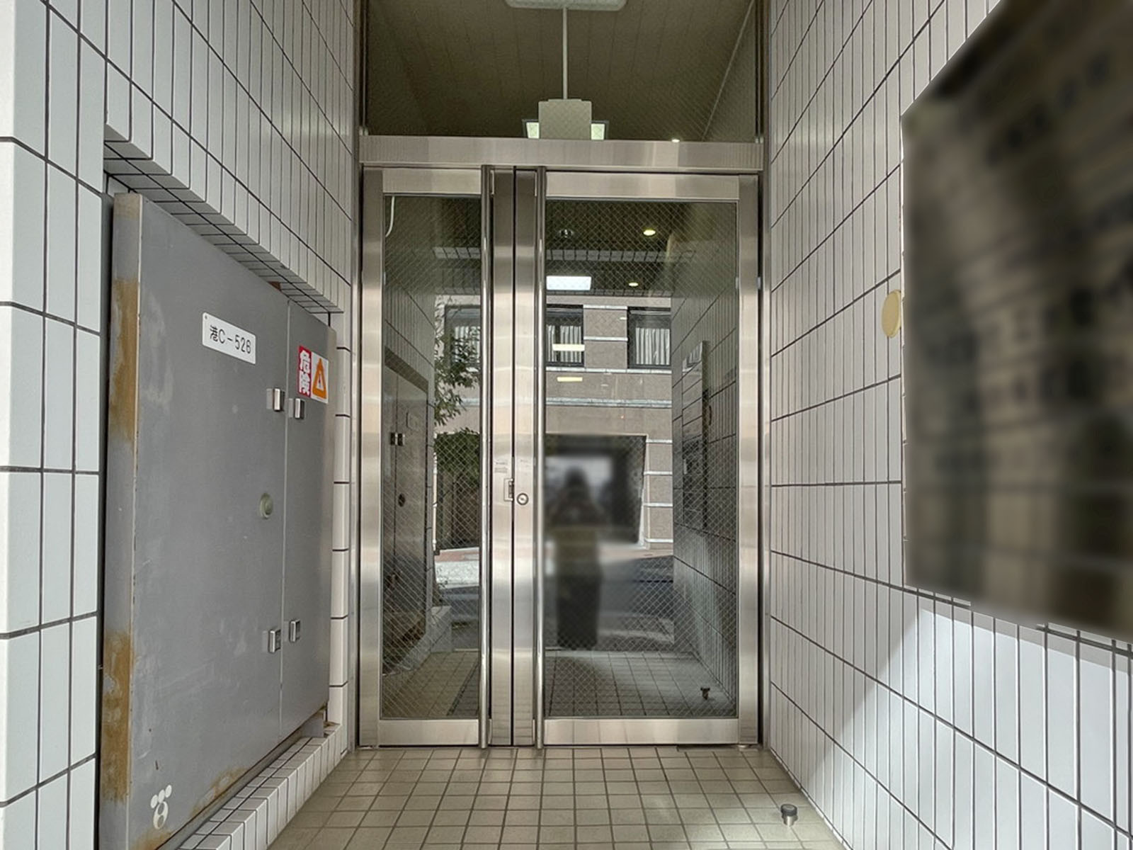 オフィスビル出入口