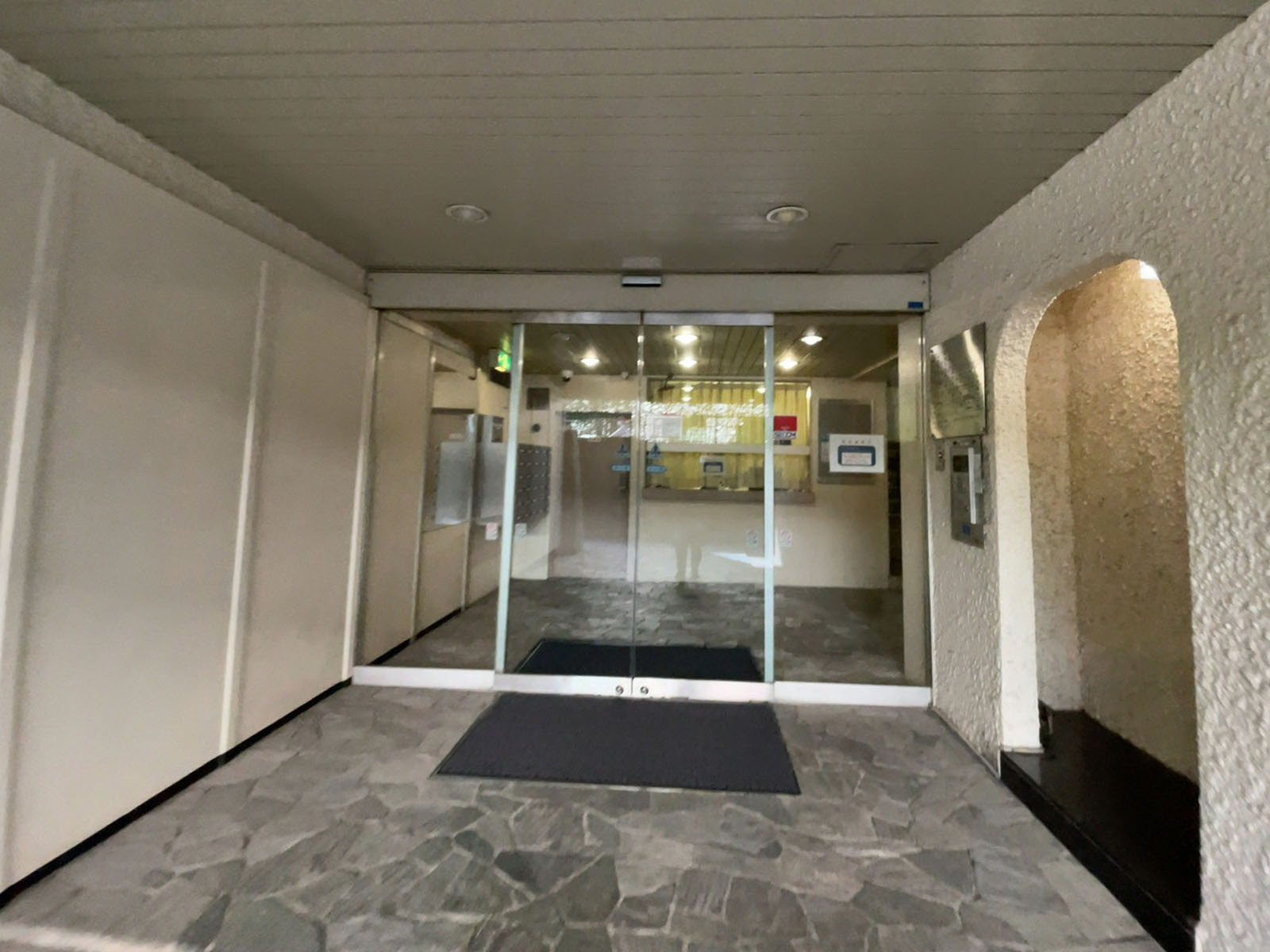オフィスビル出入り口
