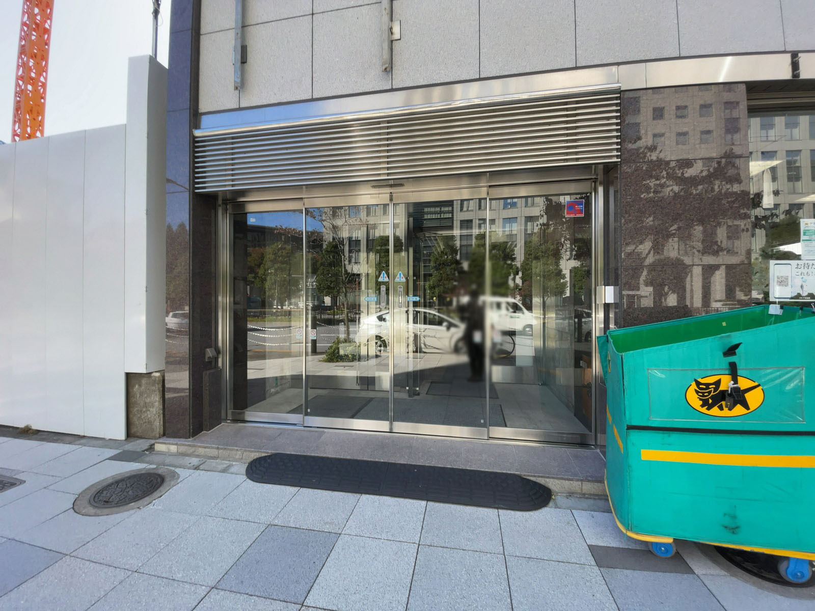 オフィスビル出入口