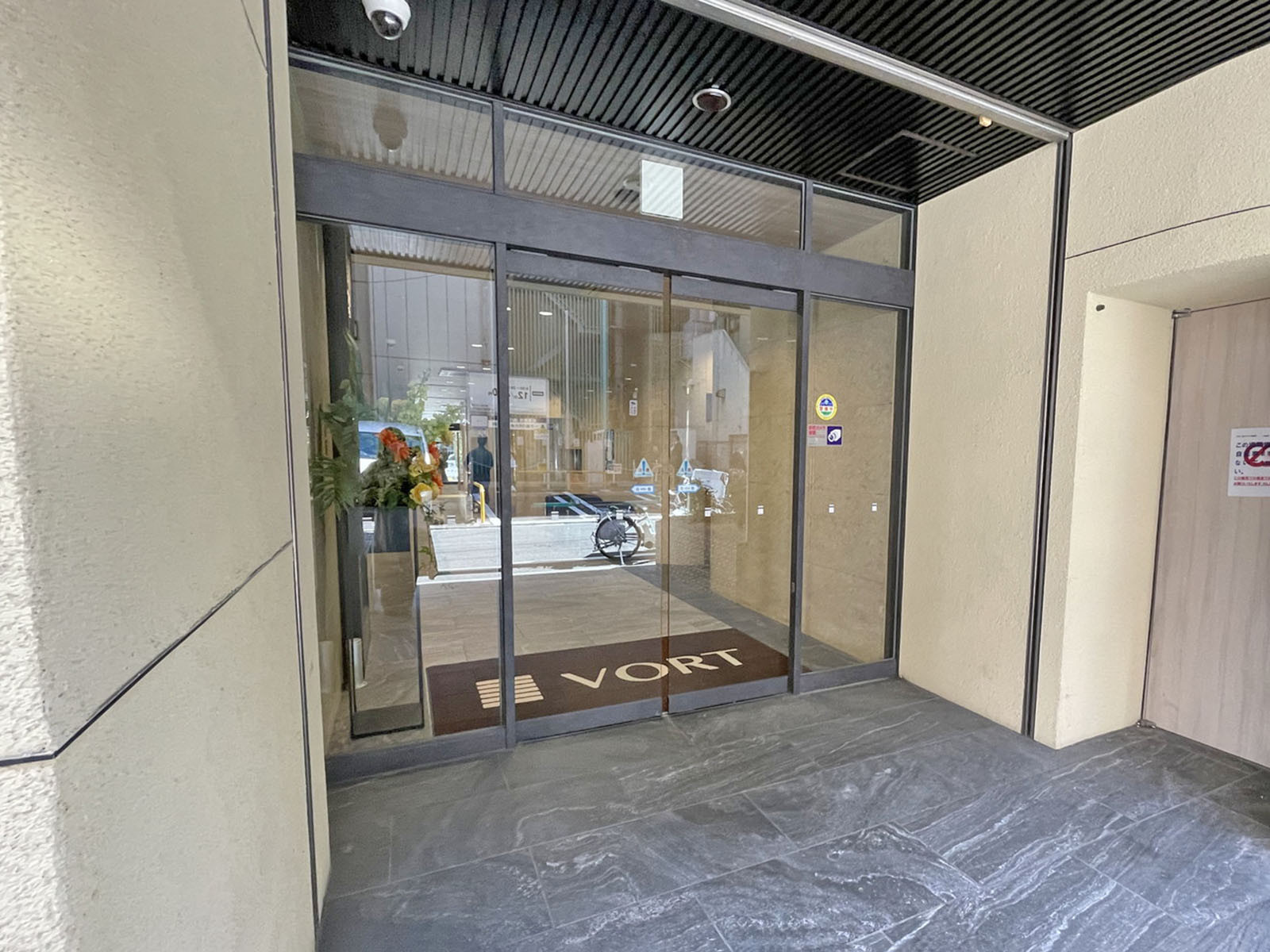 オフィスビル出入口