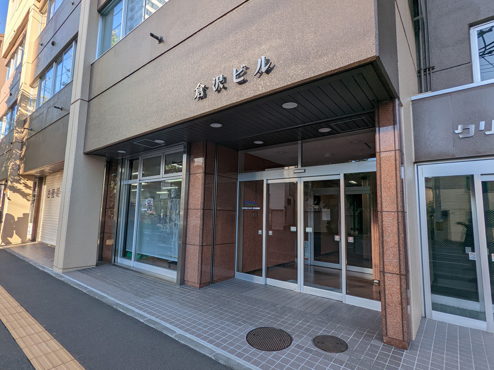オフィスビル出入り口